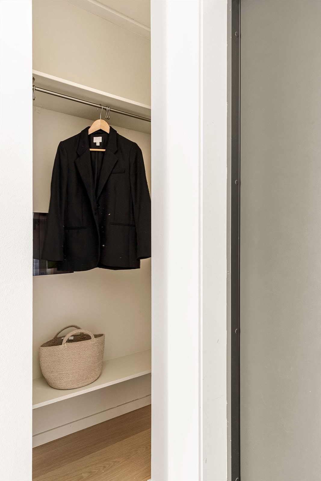 Garderobe i entré gir gode oppbevaringsmuligheter for yttertøy og sko. Galleribilde