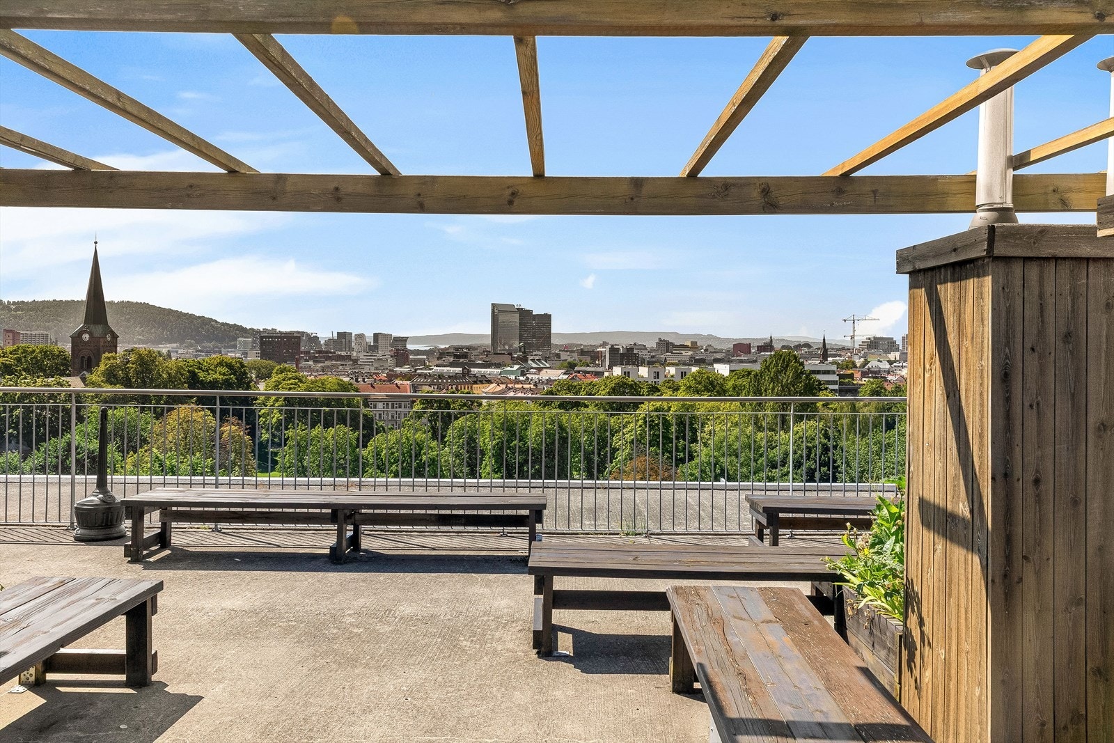 Bydelen har flere store park- og grøntanlegg, blant dem kan vi nevne Sofienbergparken, Birkelunden, Olaf Ryes Plass, Akerselva med fine turmuligheter sommer som vinter. Galleribilde