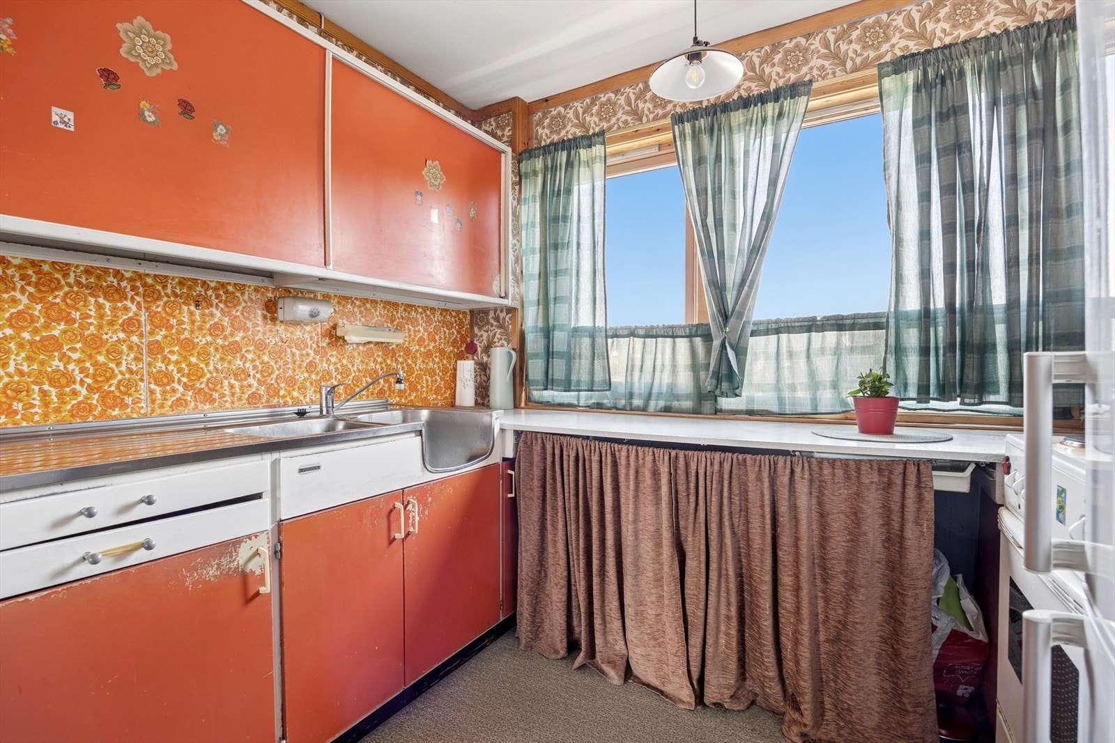 Store vindusflater på begge sider av rommet, gir mye naturlig lysinnslipp. Her ligger alt til rette for å skape et moderne og funksjonelt rom etter egne ønsker. Galleribilde