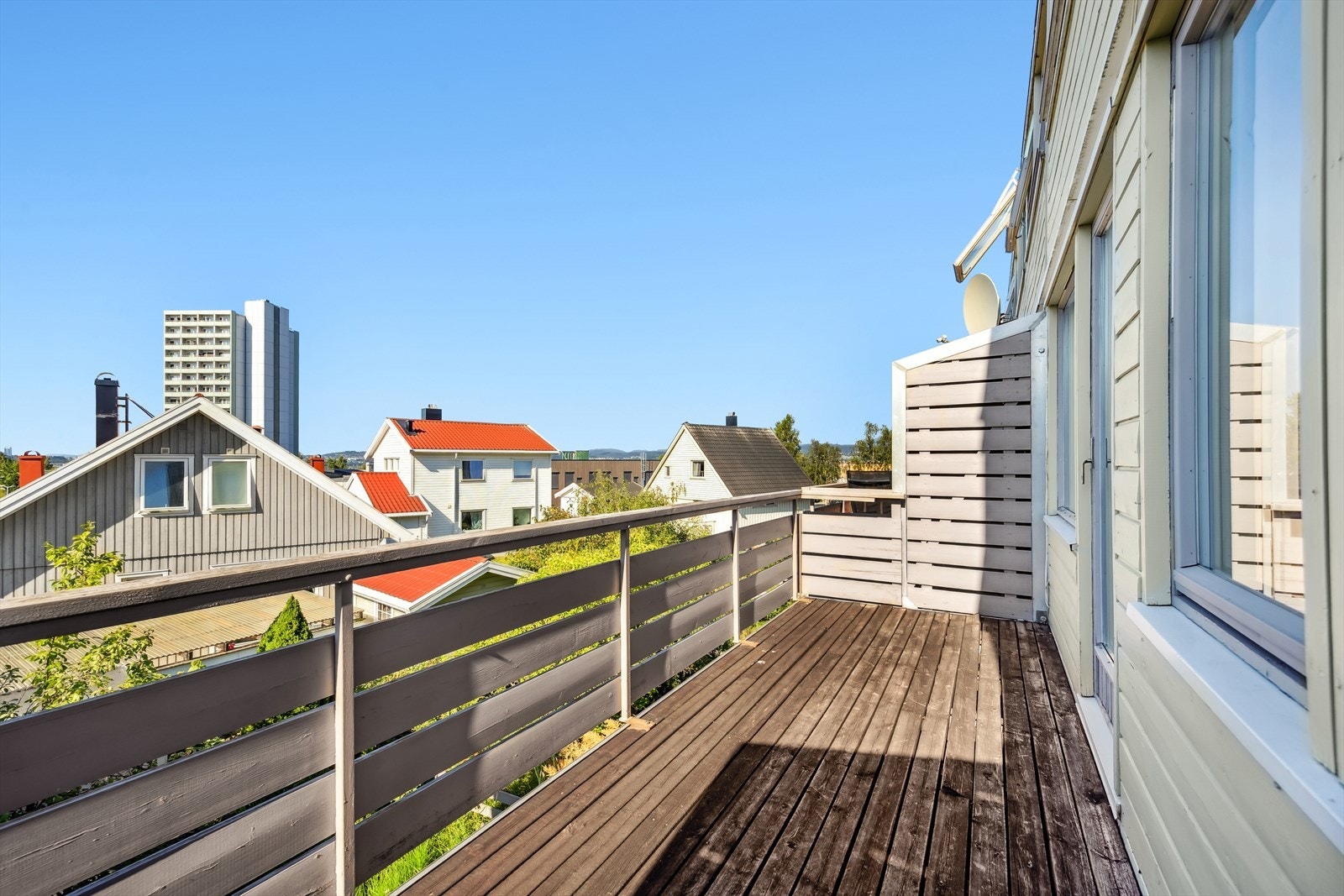 Balkongen er vendt ut mot et rolig nabolag og svale omgivelser. Galleribilde