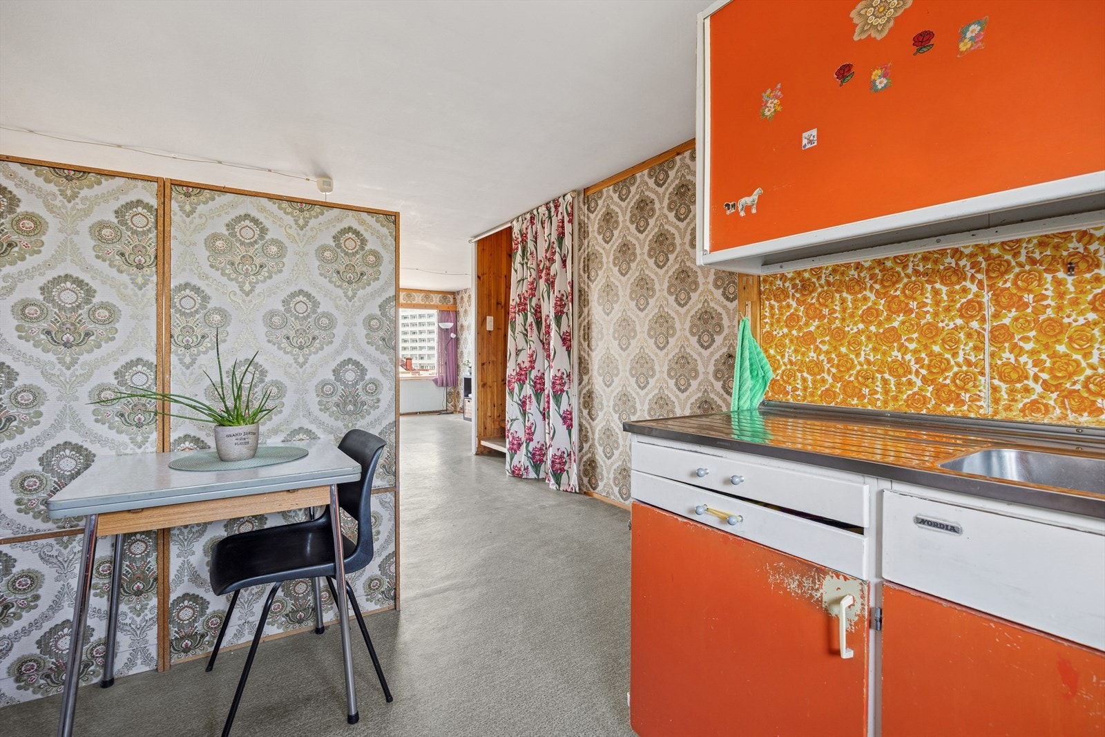 Selv med en åpen planløsning får du et naturlig skille mellom stue og kjøkken. Galleribilde