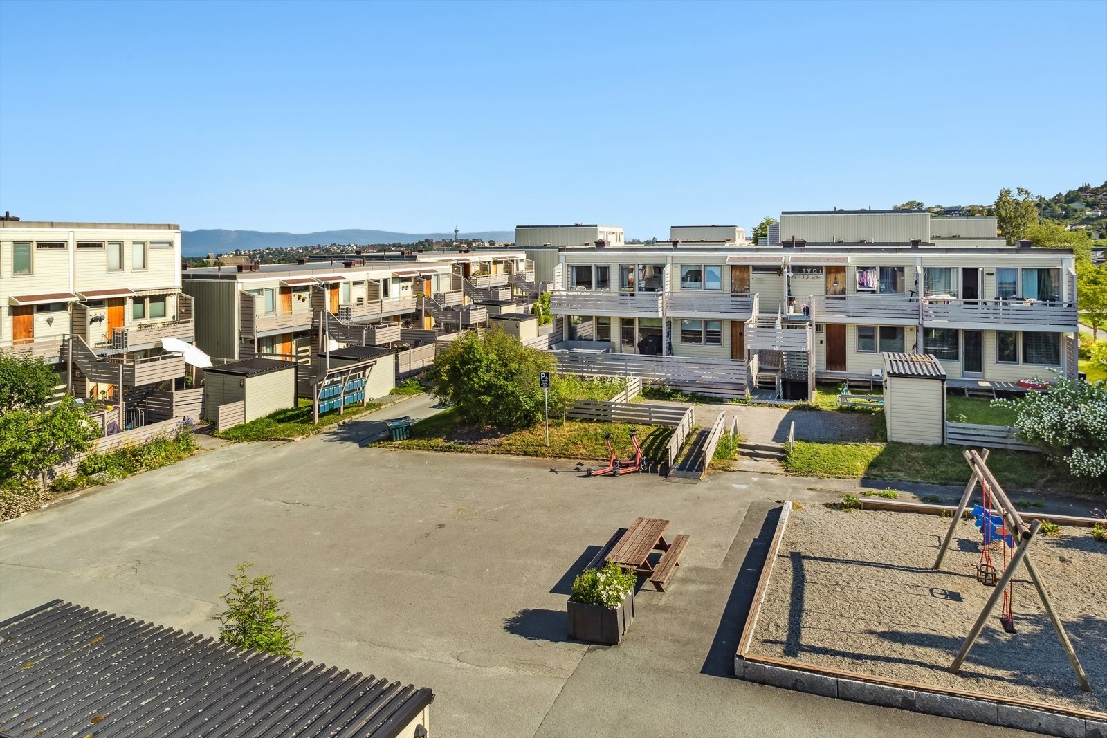 Tomten er opparbeidet med felles internveier, plenarealer og lekeplasser. Galleribilde