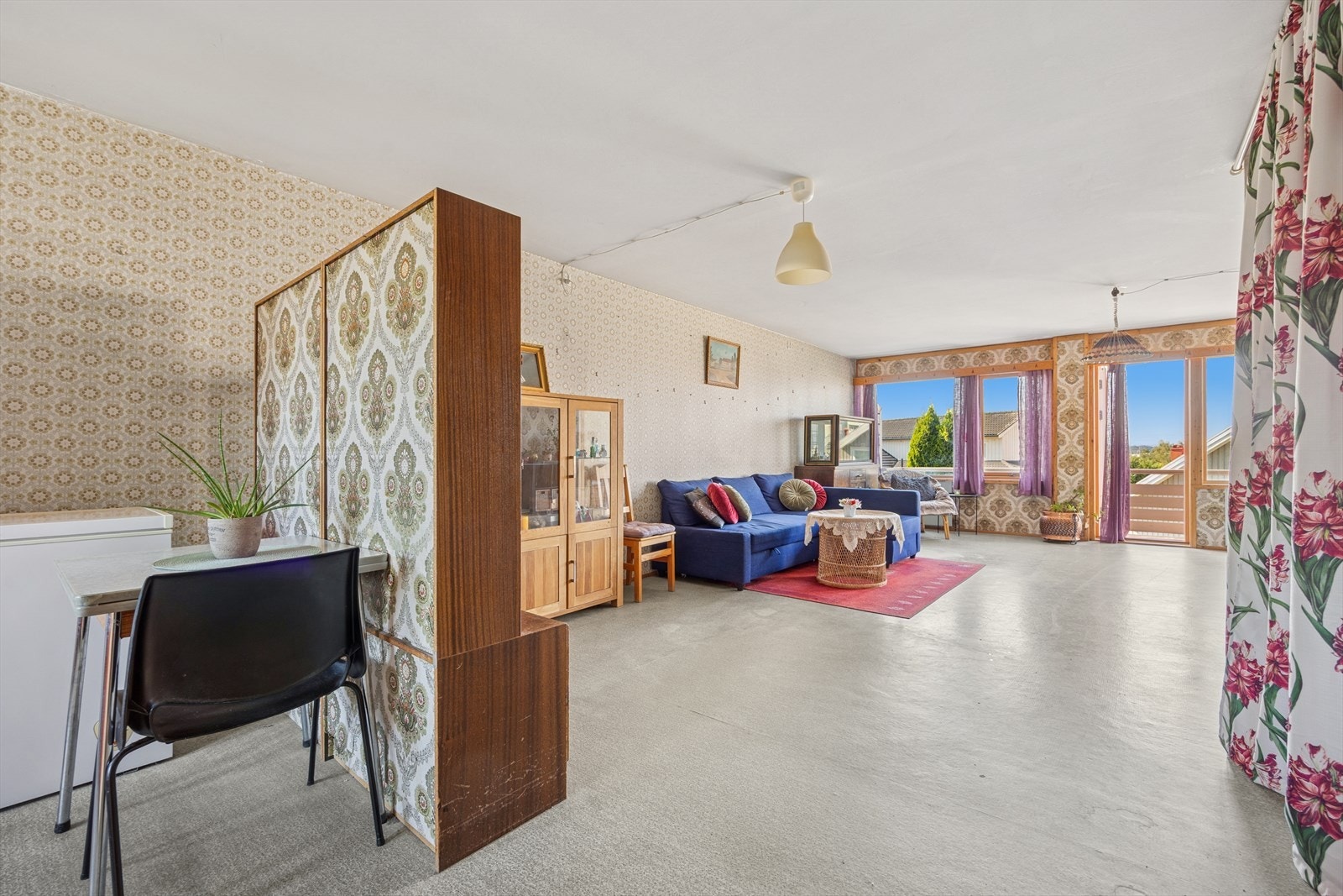 Fra stuen er det utgang til en romslig balkong/veranda på 9 kvm med god plass til ønsket utemøblement. Galleribilde