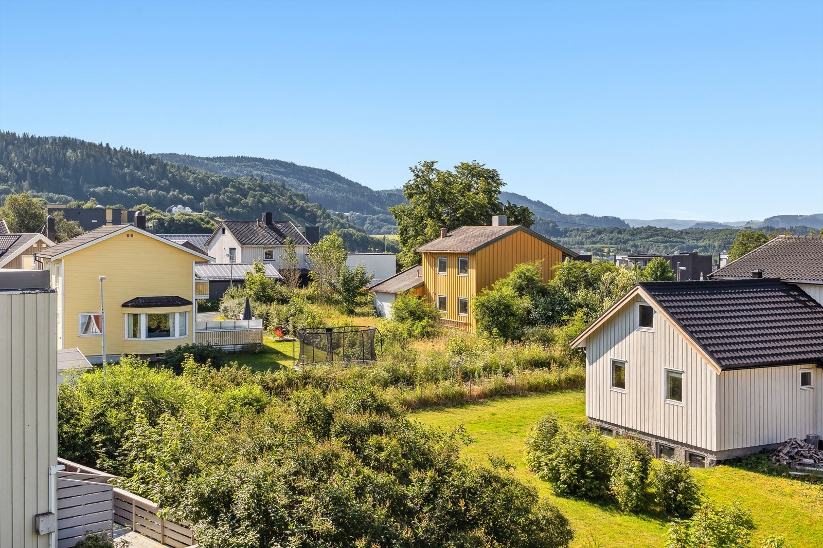 Like i nærheten vil du ha Risvollan senter, med blant annet dagligvarebutikk, lege- og tannlegekontor, apotek og restaurant. Du vil også ha kort vei til Nardocenteret med blant annet dagligvarebutikk, apotek, bakeri, frisør, legekontor og restaurant. Galleribilde