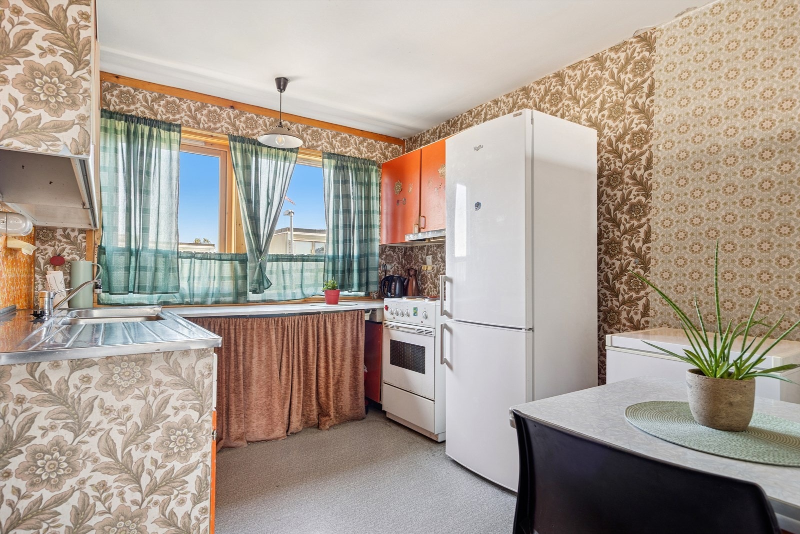 Kjøkkenet er fra byggeår og består av over- og underskap. Galleribilde