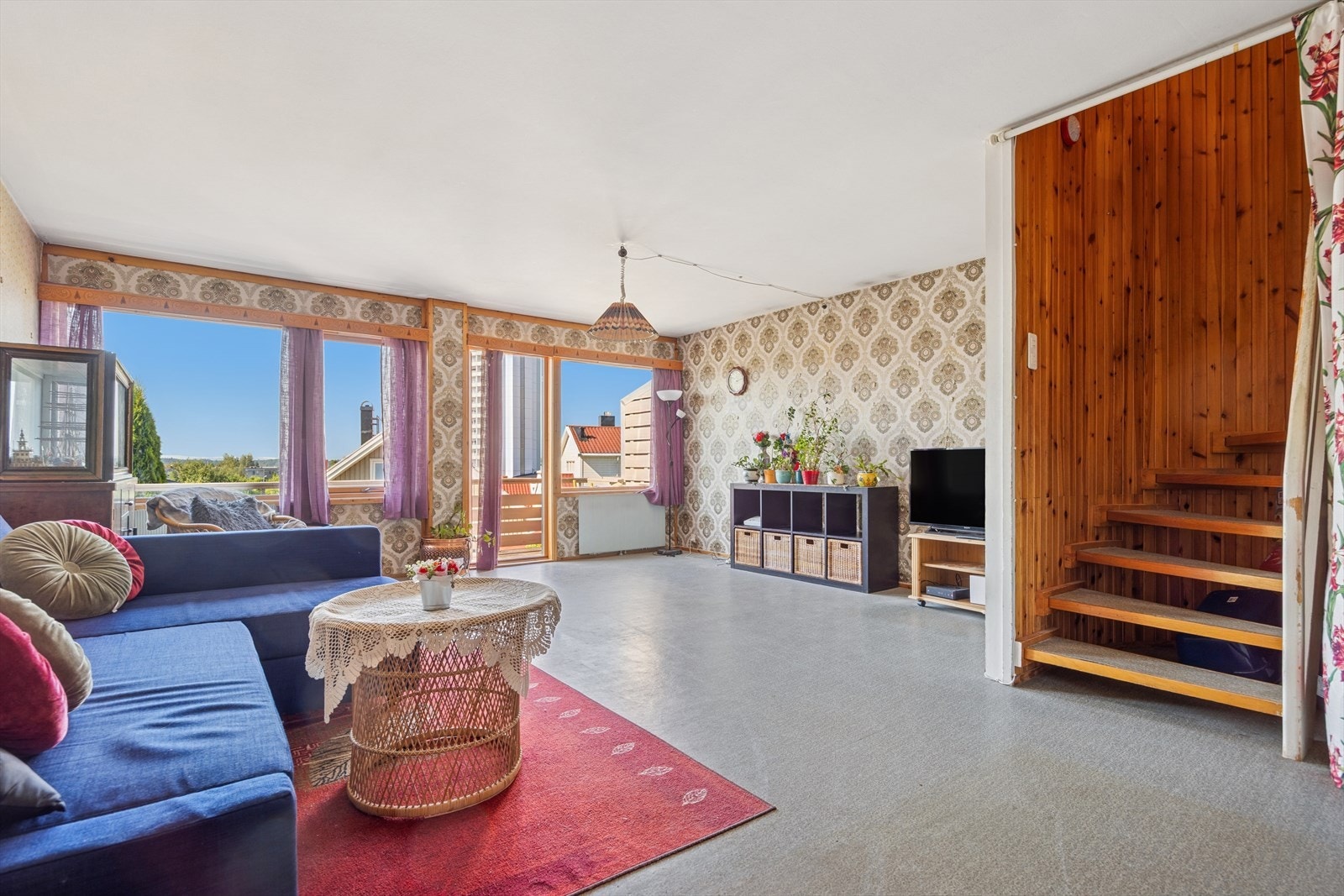 Leiligheten måler 110 kvm (BRA-i) og består av stue, kjøkken, entré, baderom, tre romslige soverom, vaskerom og to interne boder. Galleribilde