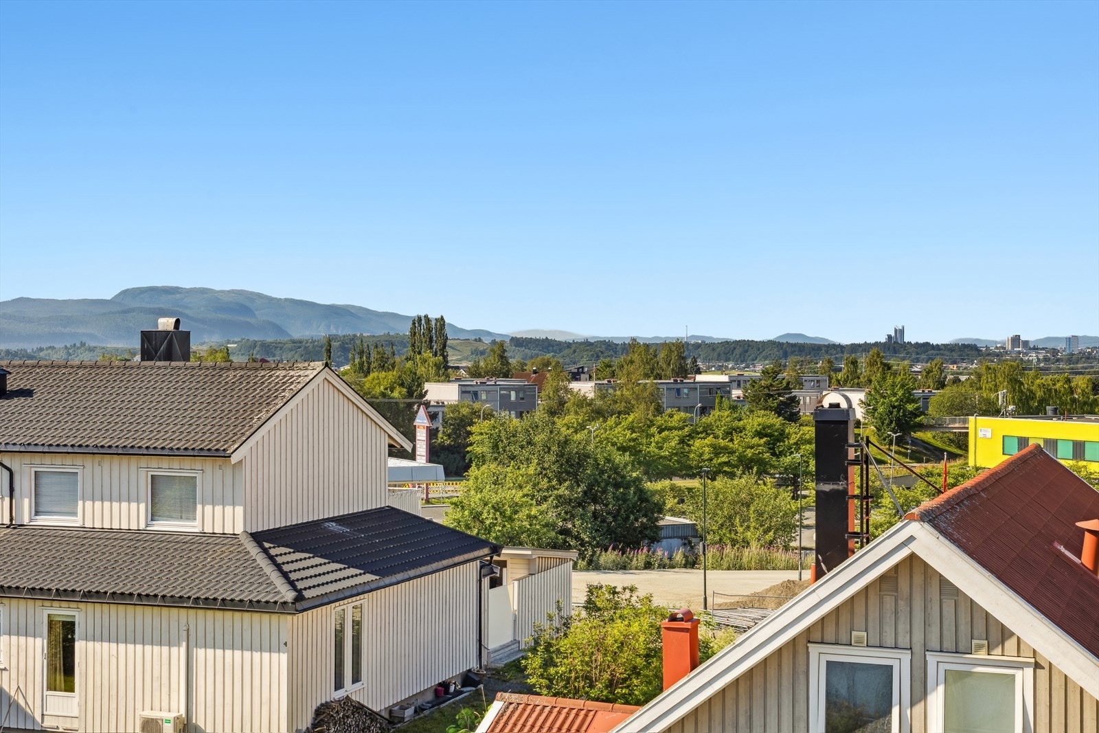 Hver bolig har tilgang til to faste parkeringsoblat (enten om det er garasjeplass eller ikke), og max 5 stk gjesteoblater som må registreres i SmartOblat ved besøk. For øvrig informasjon ta kontakt med styret. Galleribilde
