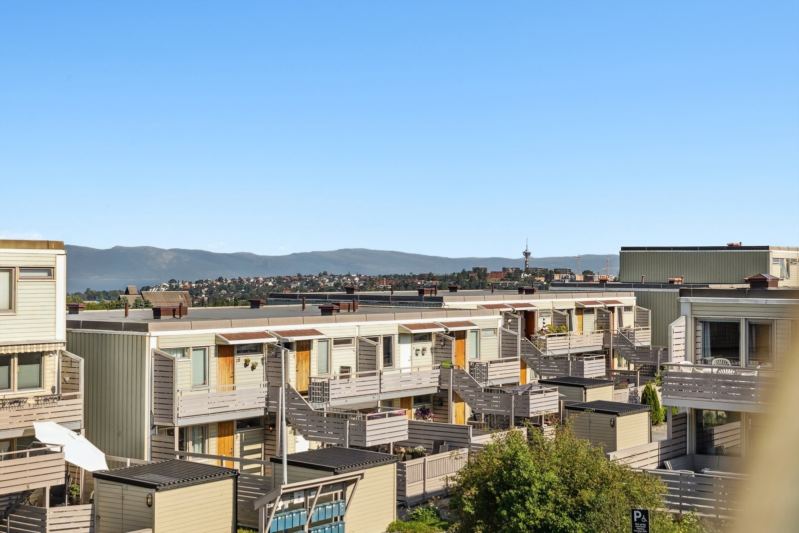 Nærområdet karakteriseres som meget barnevennlig og rolig, og har gangavstand til et godt kollekivtilbud, hverdagsfasiliteter og et helårs turterreng. Galleribilde