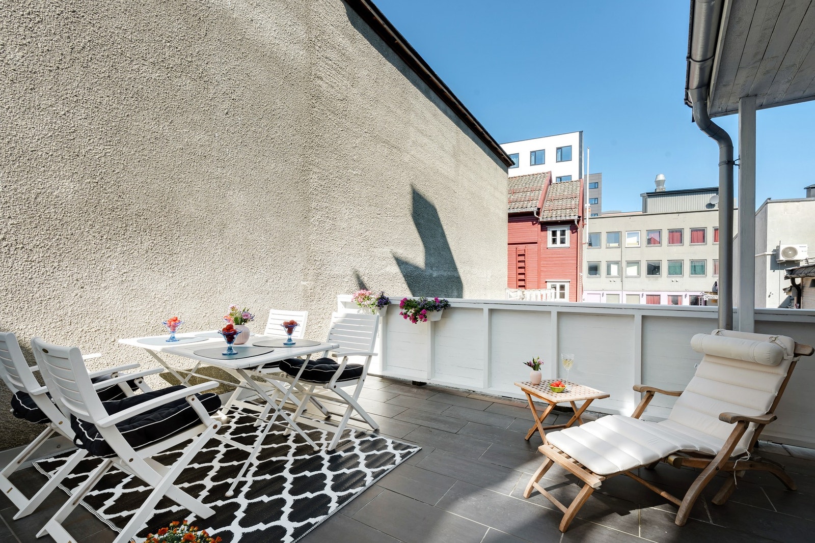 Terrassen ligger skjermet og gir en lun sone for avslapping Galleribilde