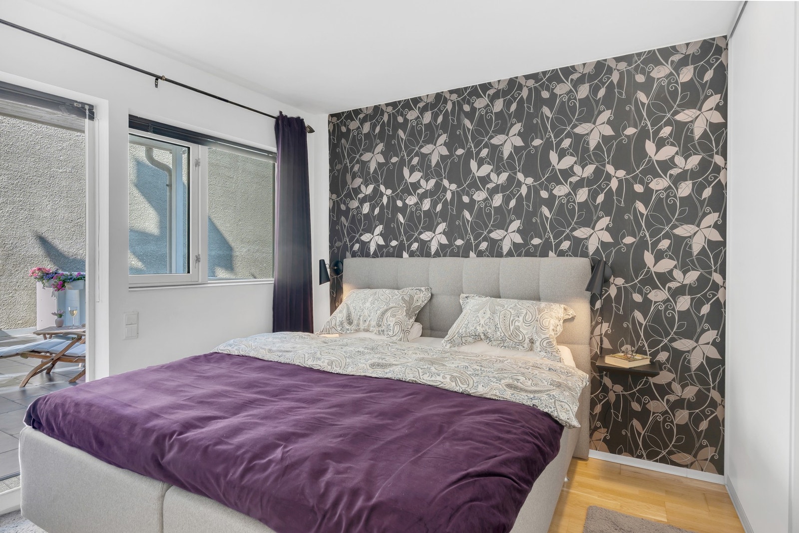 Soverommet vender mot bakgården og har utgang til stor privat terrasse Galleribilde