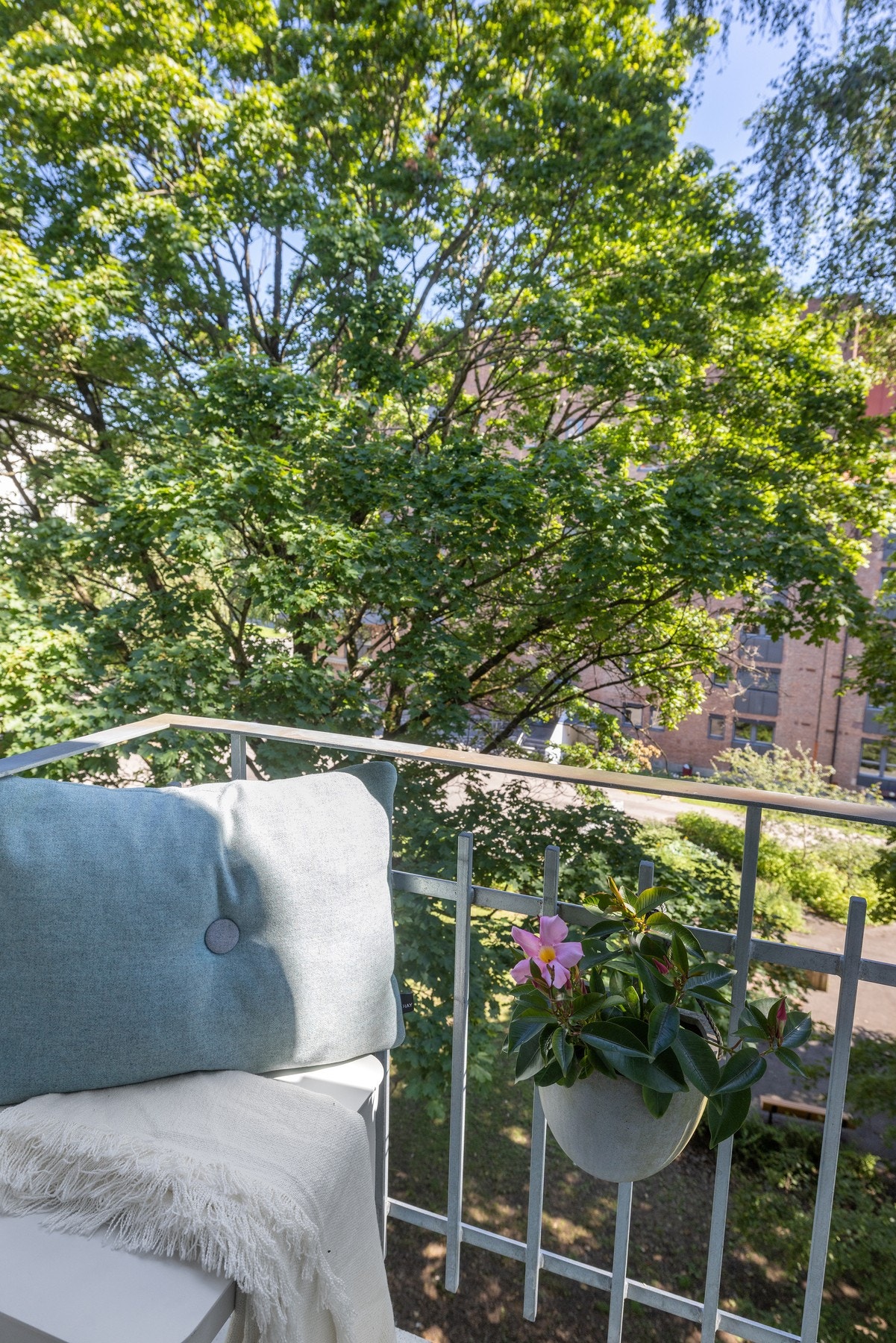 På den østvendte balkongen på ca. 1m² kan man nyte morgenkaffen i fredelige omgivelser. Galleribilde