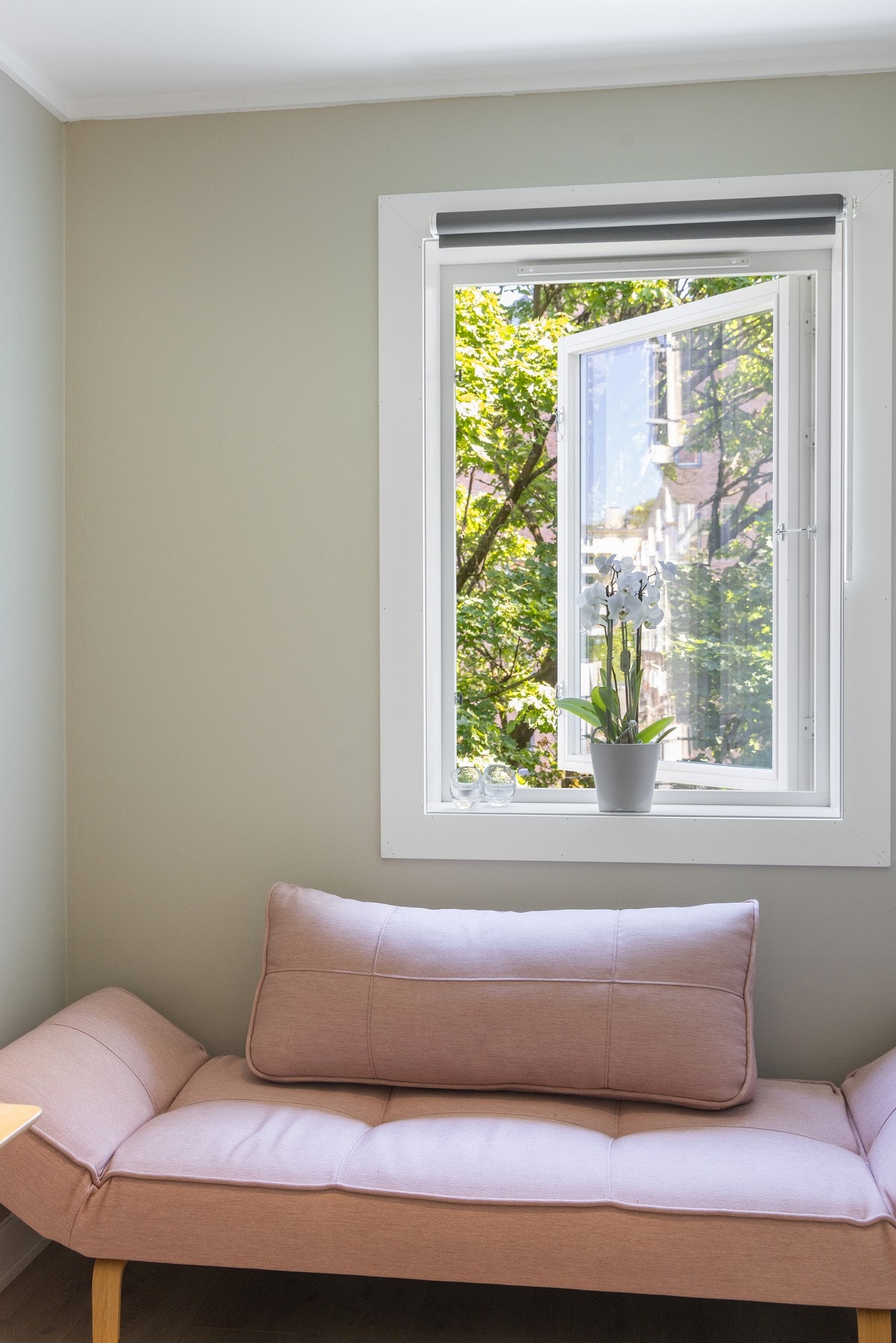 Soverom 2 vender ut mot rolige omgivelser, med utsyn mot et stort, grønt tre som gir en lun og skjermet atmosfære. Galleribilde