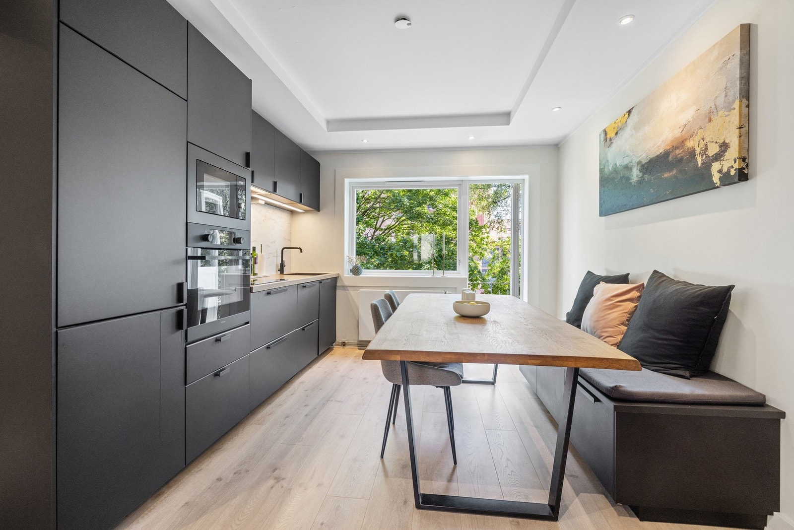 Kjøkkenet er separat og av den romslige typen, med plass til et større spisebord. Et perfekt rom for både hverdagsmåltider og sosiale sammenkomster. Galleribilde