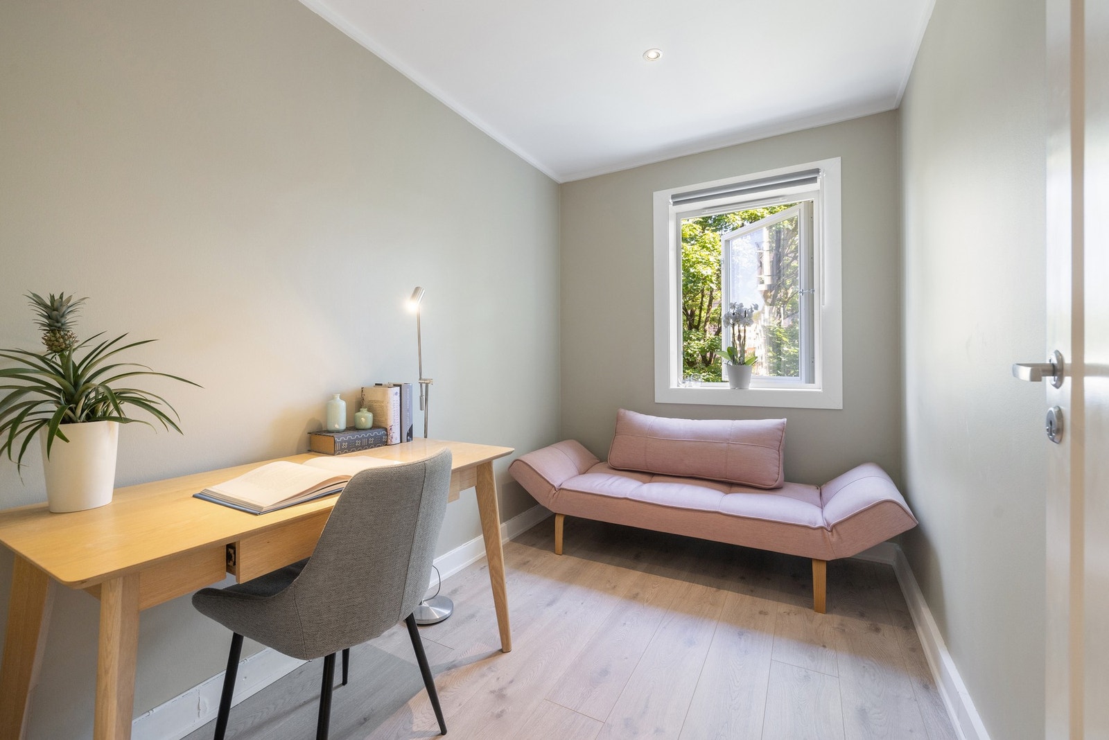 Soverom 2 egner seg ypperlig som barnerom, gjesterom, hjemmekontor eller som ekstra garderobeløsning. Galleribilde