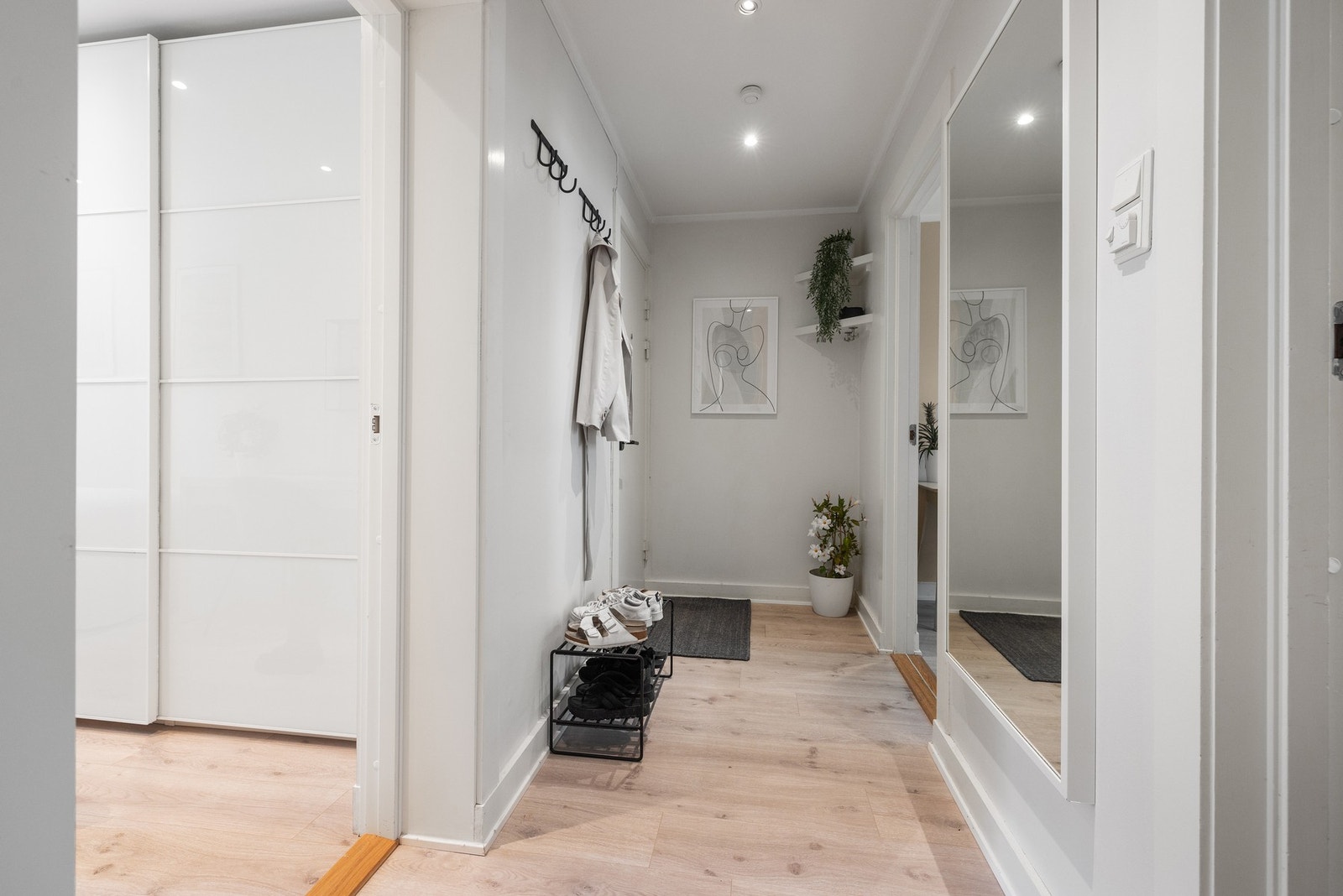 Leiligheten er fint beliggende i byggets tredje etasje, og allerede ved inngangspartiet får man et svært godt førsteinntrykk. Galleribilde