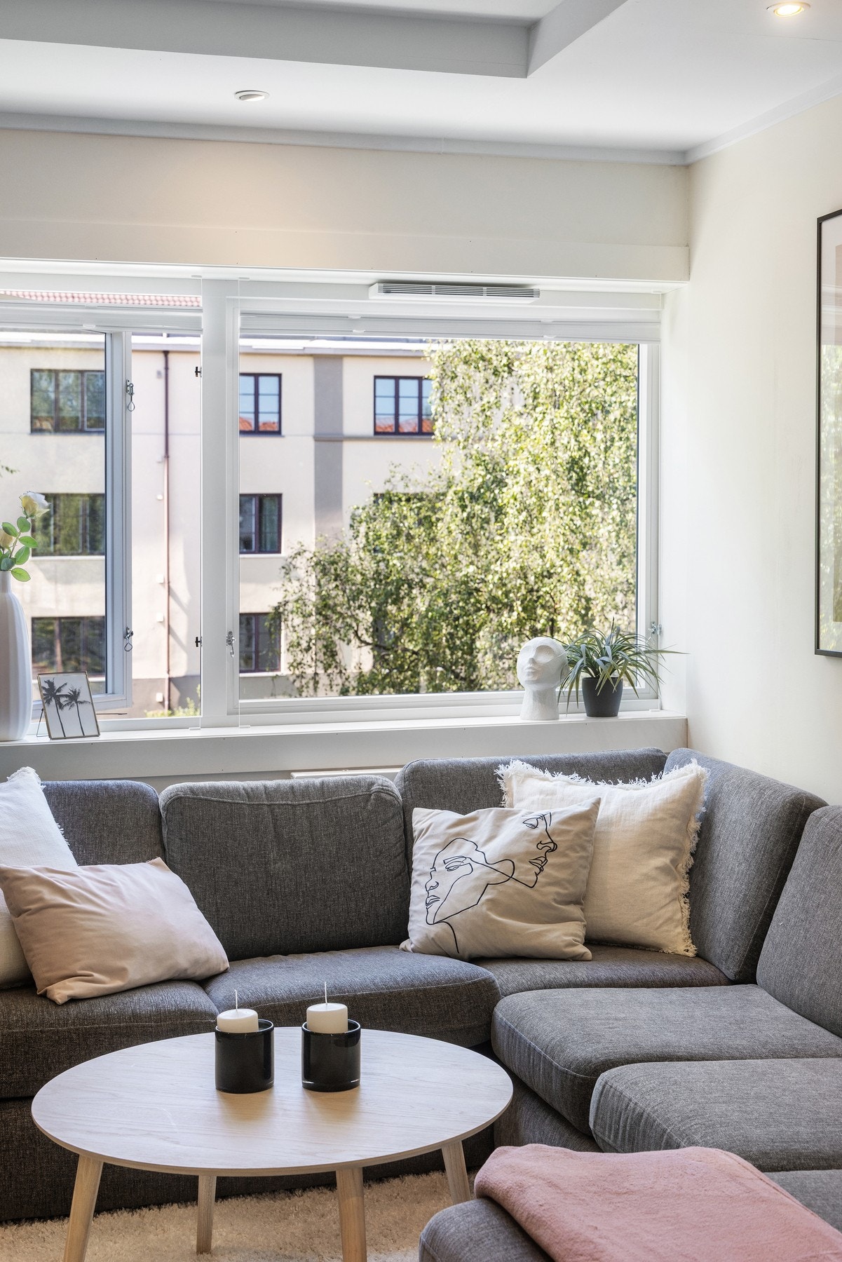 Store vindusflater sørger for rikelig med naturlig lysinnslipp og bidrar til den luftige romfølelsen i stuen. Galleribilde