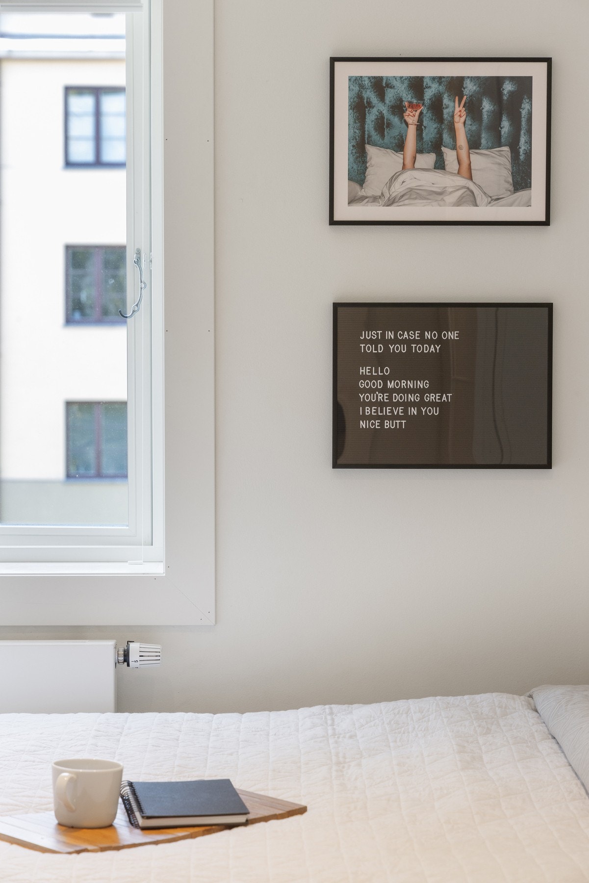 Vinduet på soverom 1 sørger for gode lysforhold og bidrar til en trivelig romfølelse. Galleribilde