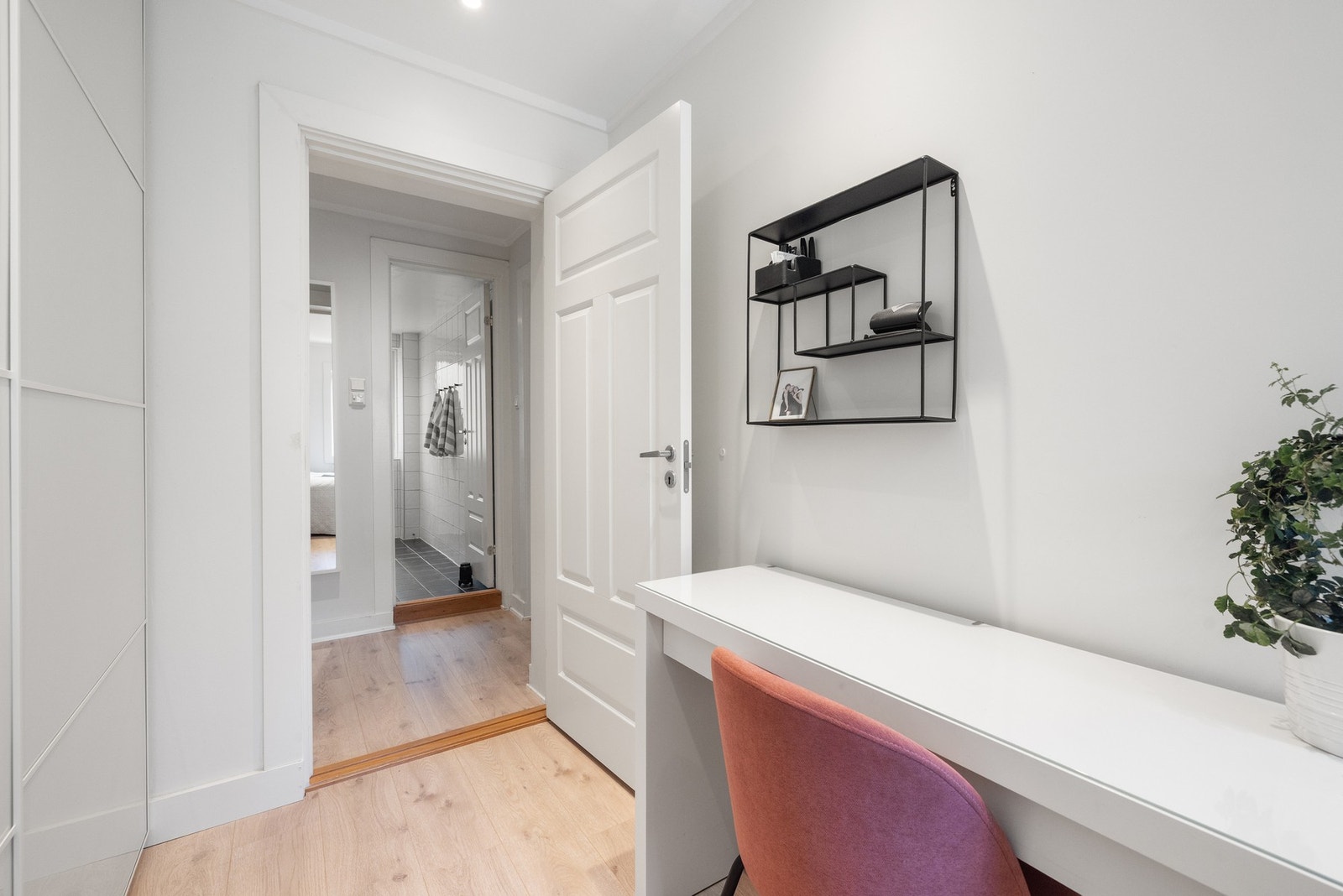 Soverom 1 har en romslig utforming som enkelt rommer dobbeltseng, nattbord og stor skyvedørsgarderobe. Galleribilde