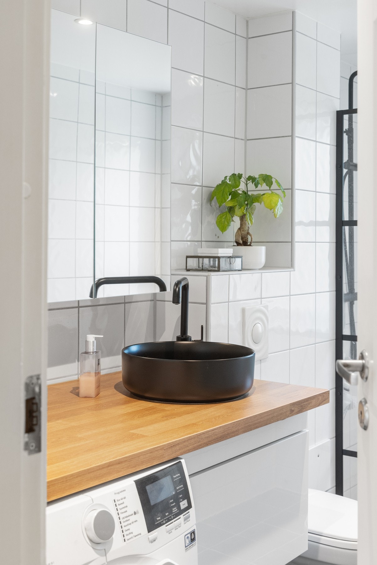 Innredningen er av nyere dato og består blant annet av en stilren baderomsinnredning med skuffeløsning og benkeplate i laminat. Galleribilde