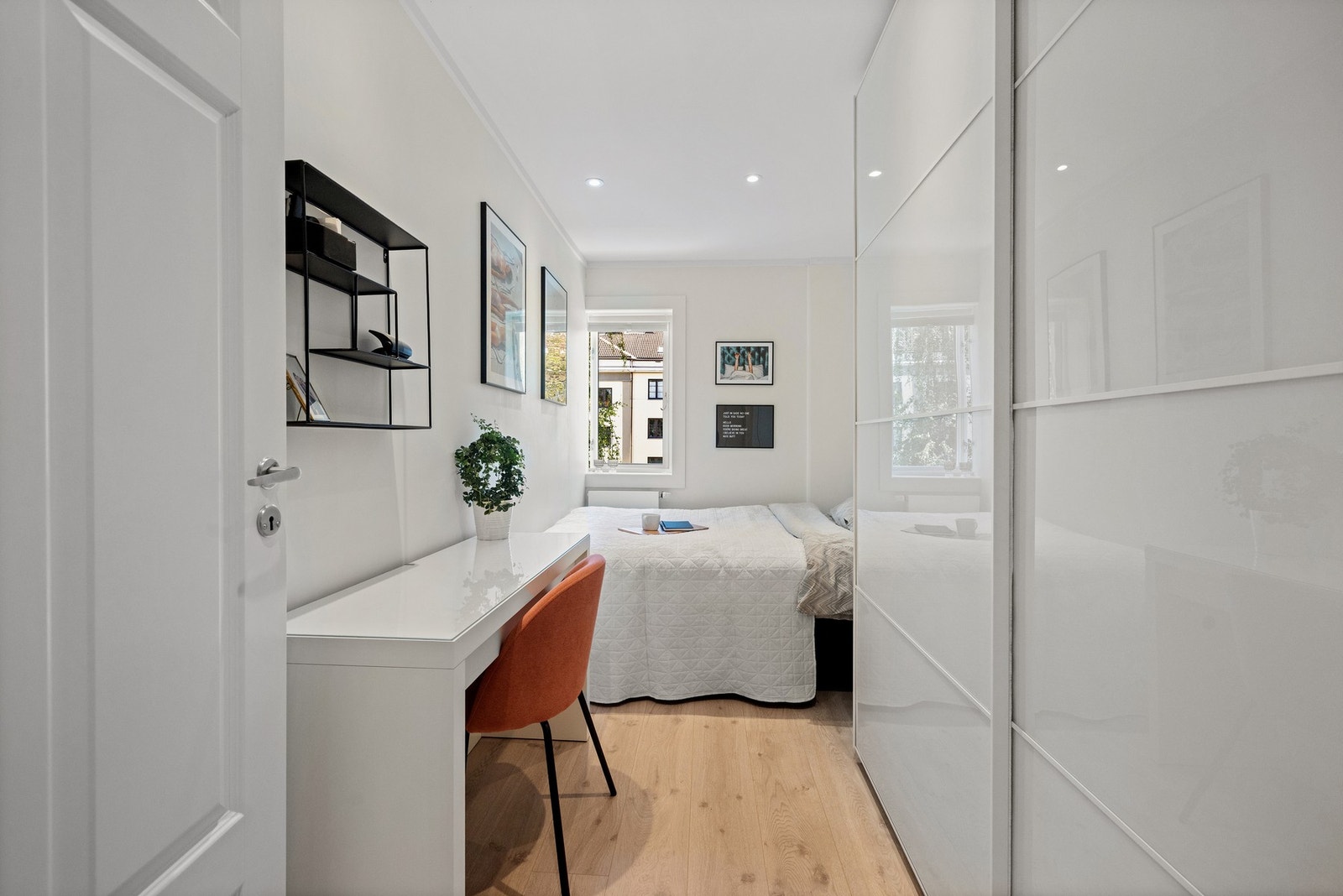 Leiligheten har to innbydende soverom, som gir god fleksibilitet og tilpasningsmuligheter etter behov. Avbildet er soverom 1. Galleribilde