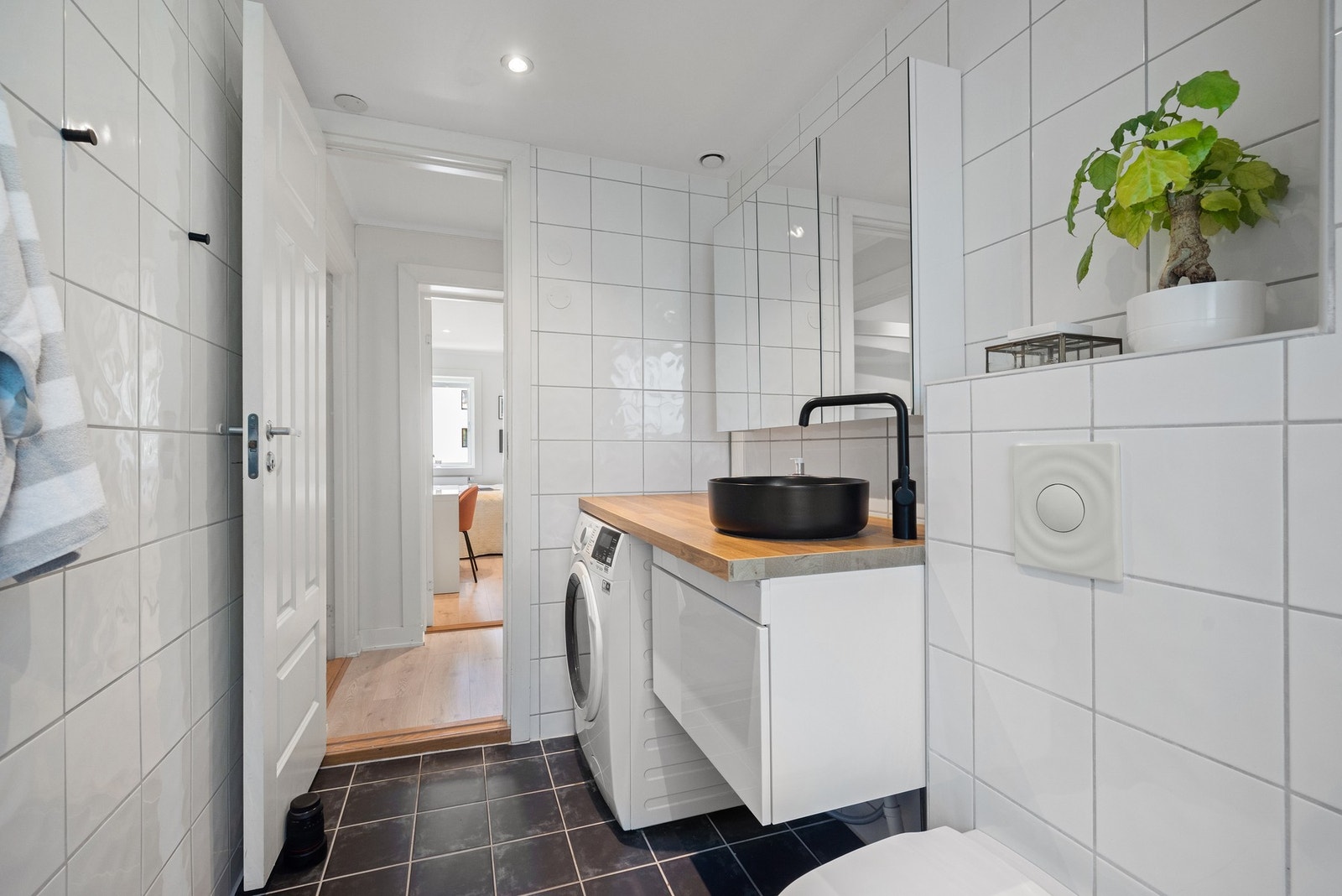 Praktisk opplegg for vaskemaskin under benkeplaten - en effektiv løsning som gir god utnyttelse av rommet. Galleribilde