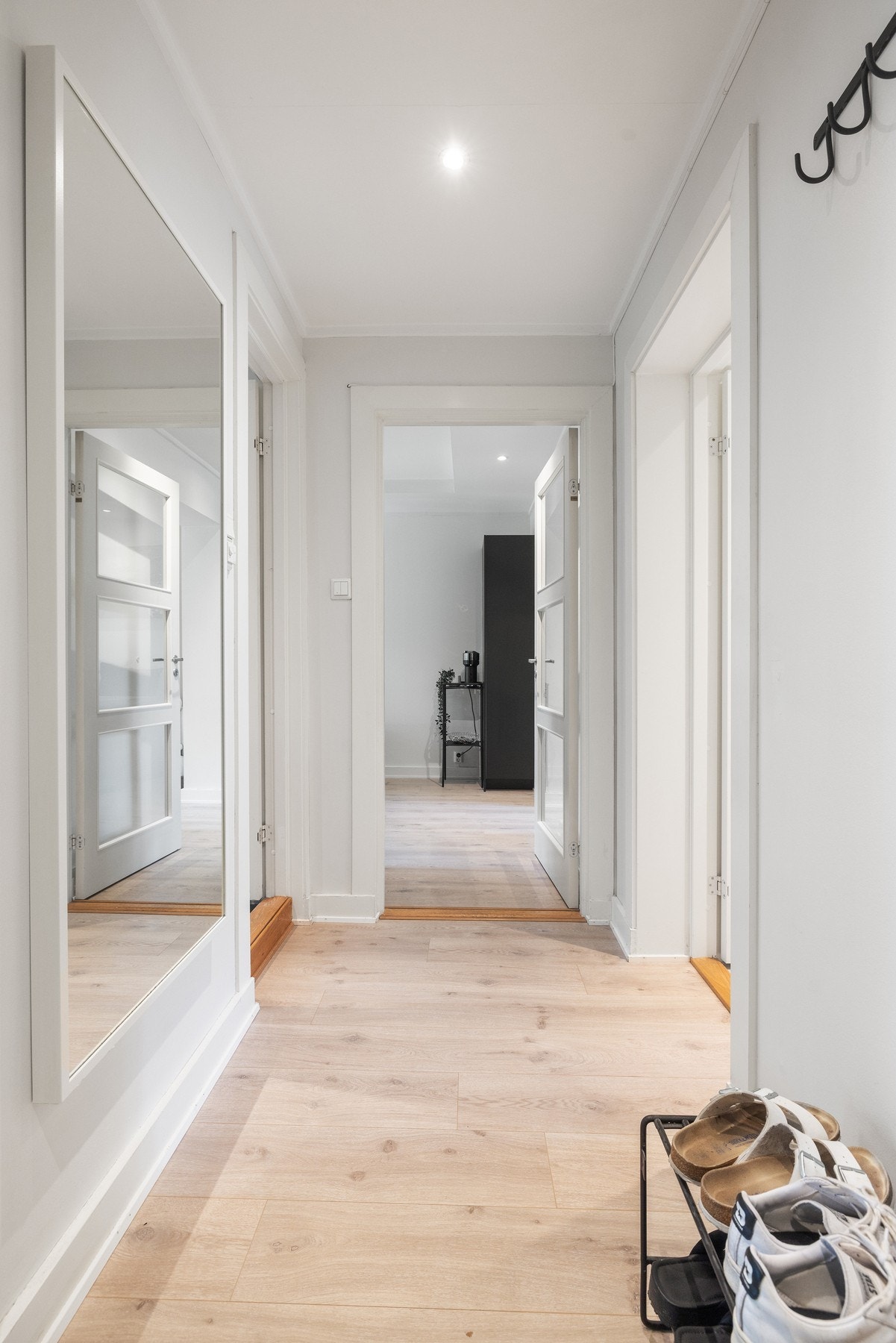 Entréen fremstår som romslig og lys, med god plass til både garderobeløsning og skohylle. Galleribilde