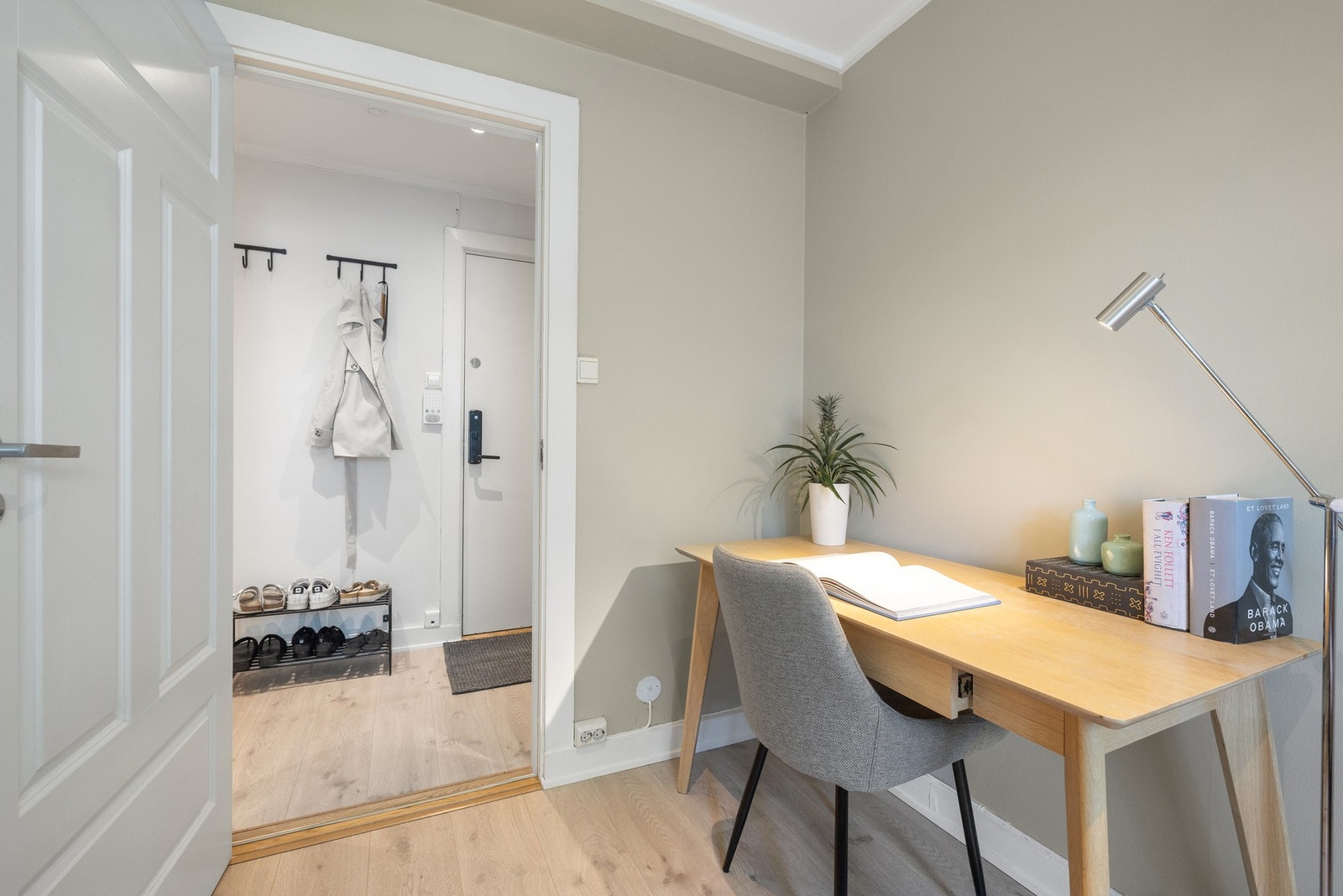 Soverom 2 er malt i en lys og behagelig nyanse, og har laminat på gulvet som gir et helhetlig og moderne uttrykk. Galleribilde