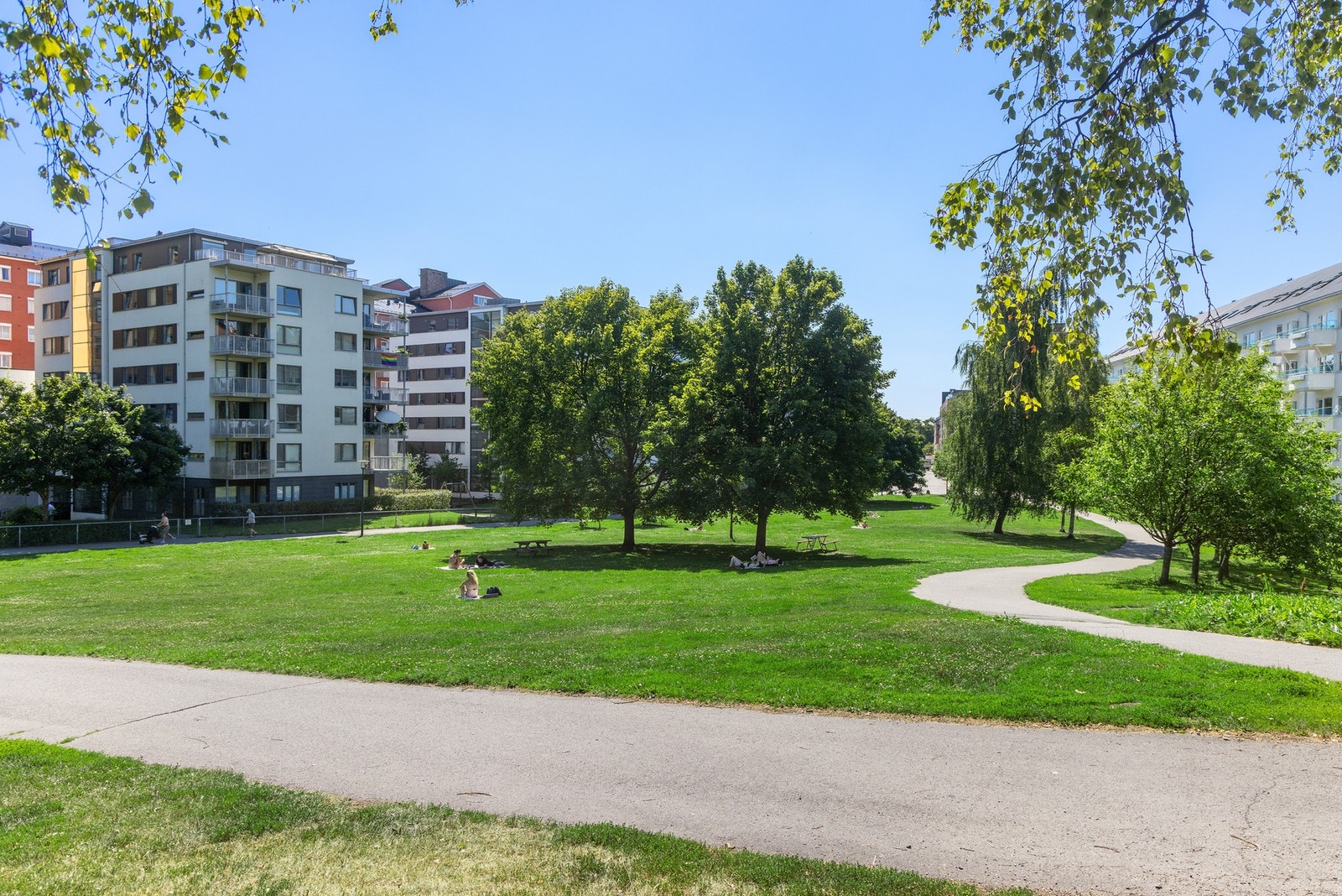 Rett bak leiligheten ligger Ilaparken - et innbydende parkområde med gressplen, gode solforhold, utemøbler og andre fasiliteter som legger til rette for rekreasjon og trivsel. Galleribilde