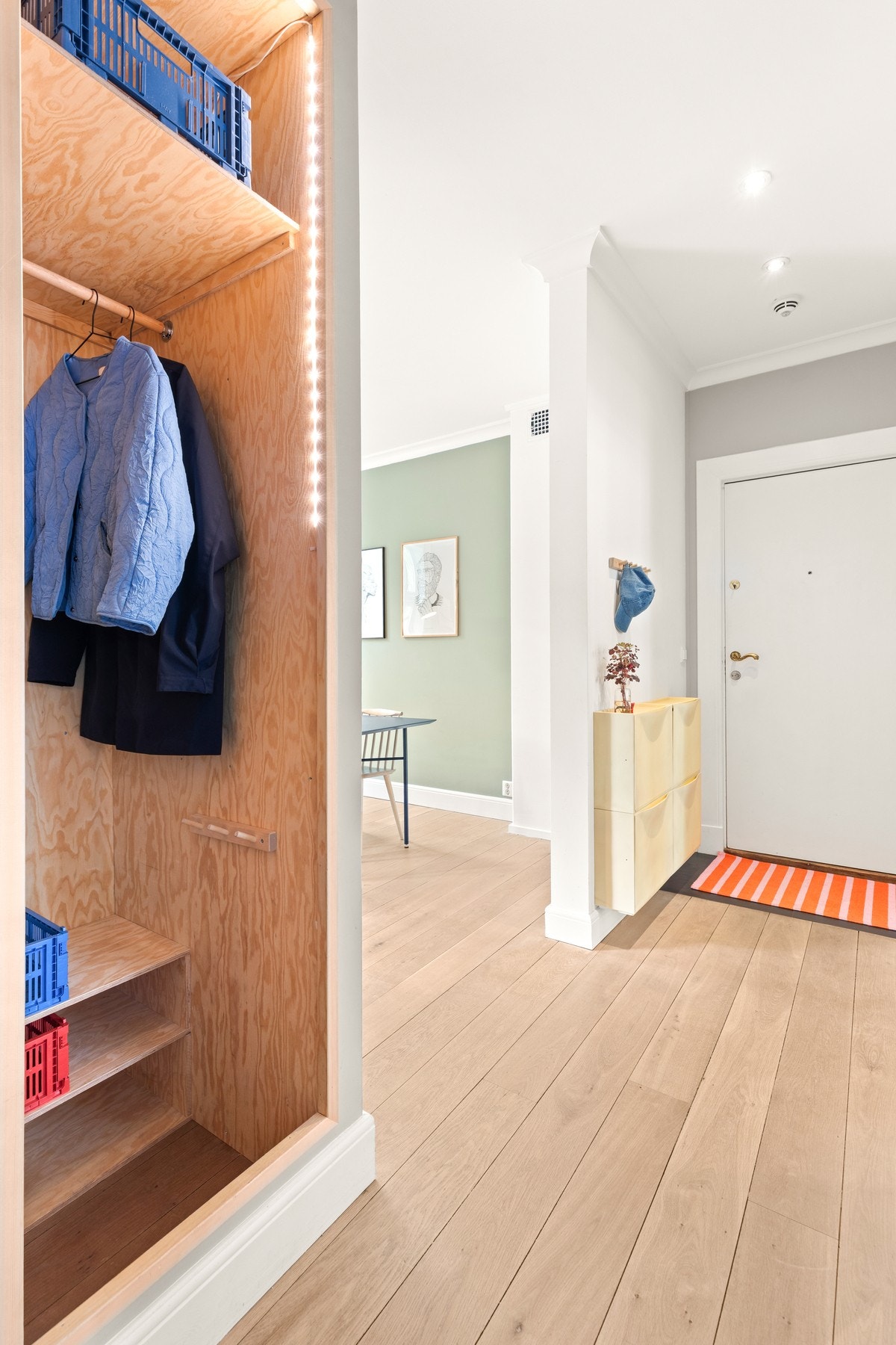 Entreen har en smart nisje til jakkeoppheng og sko. Galleribilde