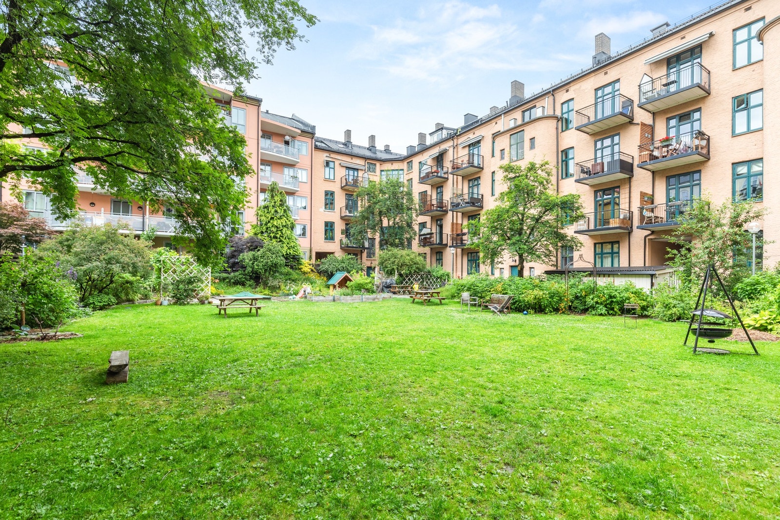 Bakhagen er særdeles pent opparbeidet med gressplener og beplantning. Galleribilde