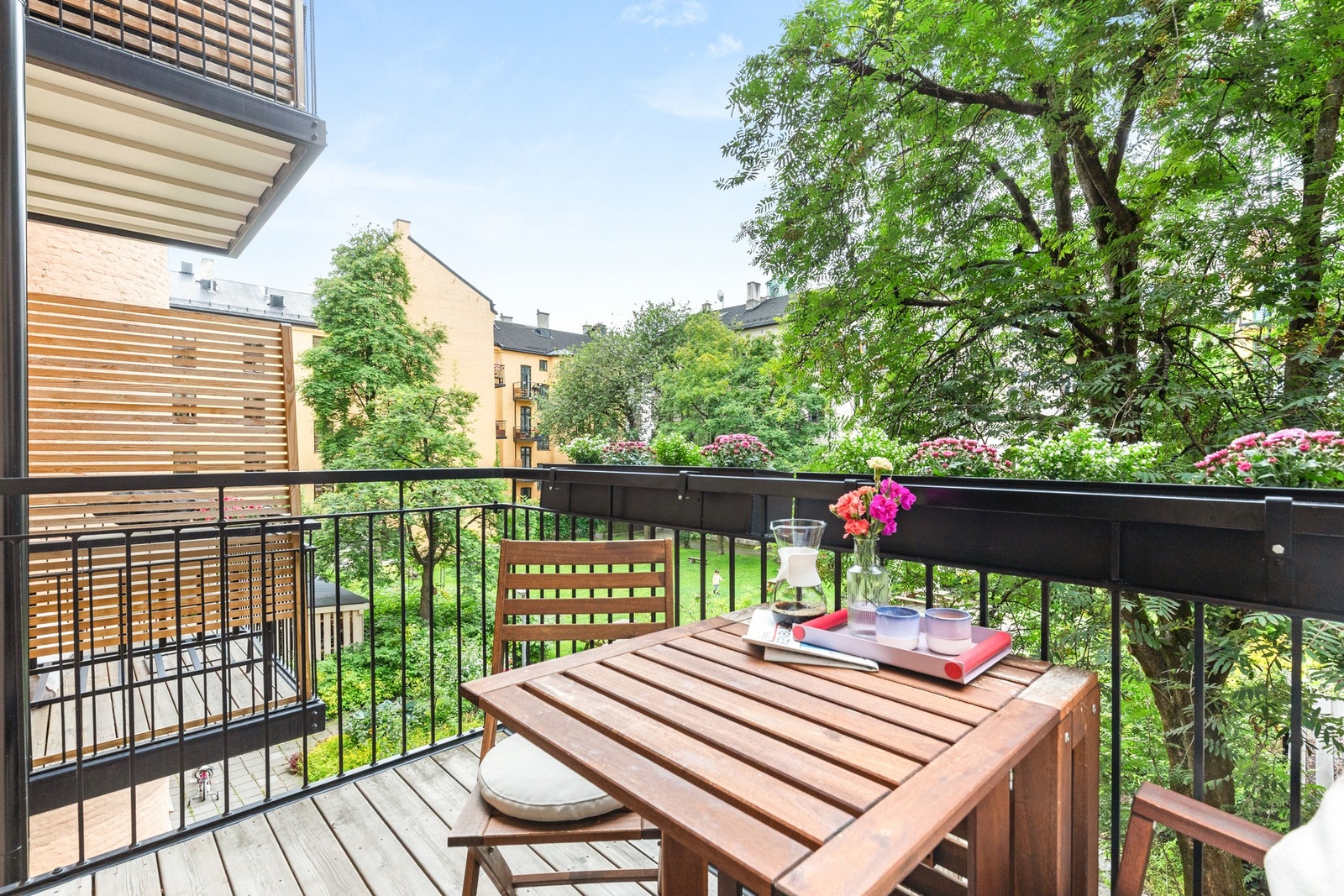 Balkongen vender ut mot frodig og parkmessig felleshage. Galleribilde