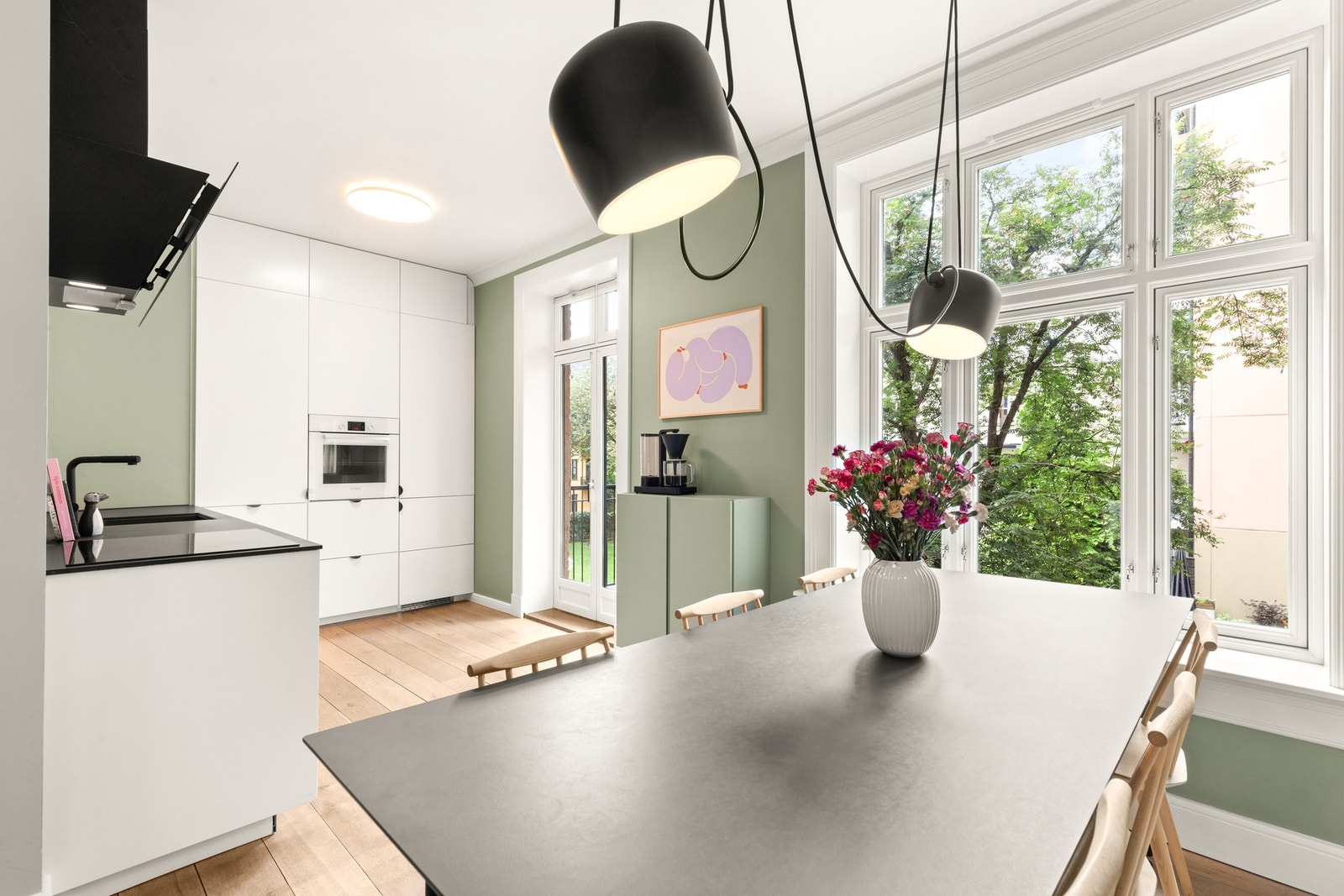 Boligen er gjennomgående og lys med store, romslige rom. Galleribilde