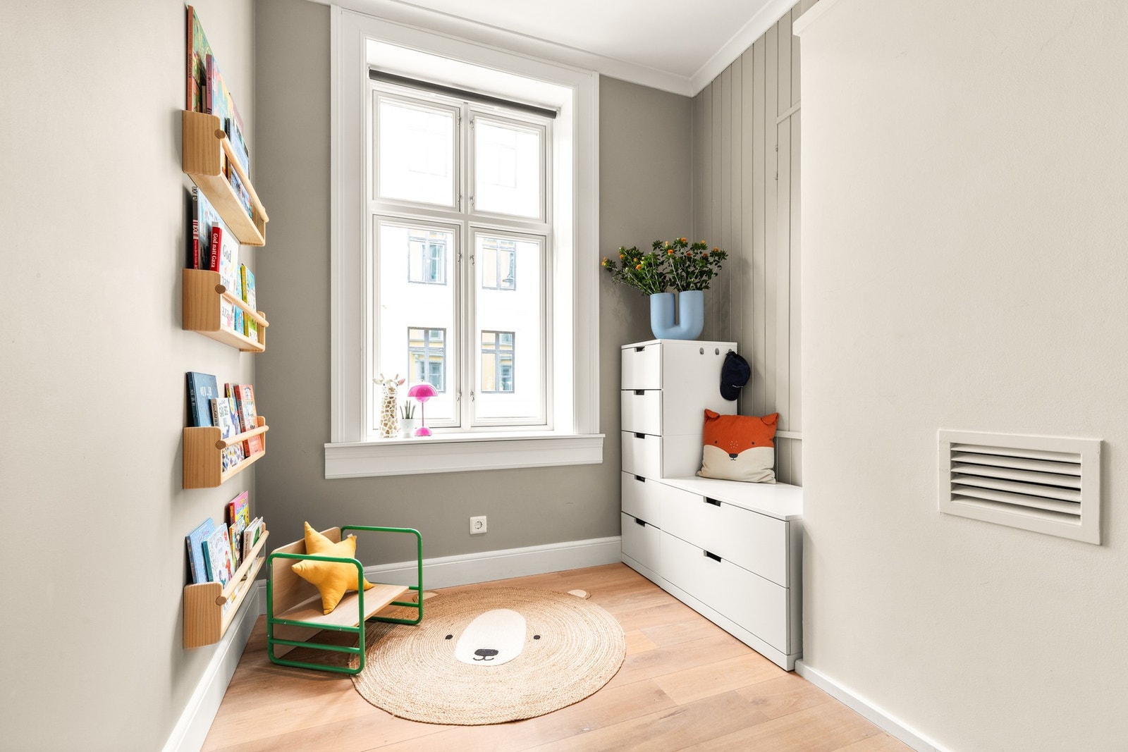 Soverom 2: Det er plass til seng med bredde på 120 cm i nisjen ved vinduet. Galleribilde