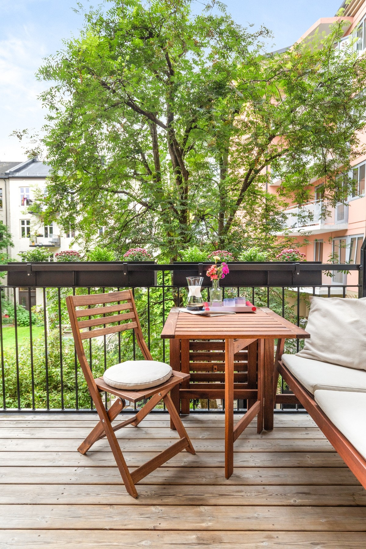 Hyggelig sør-vestvendt balkong med gode solforhold. Galleribilde