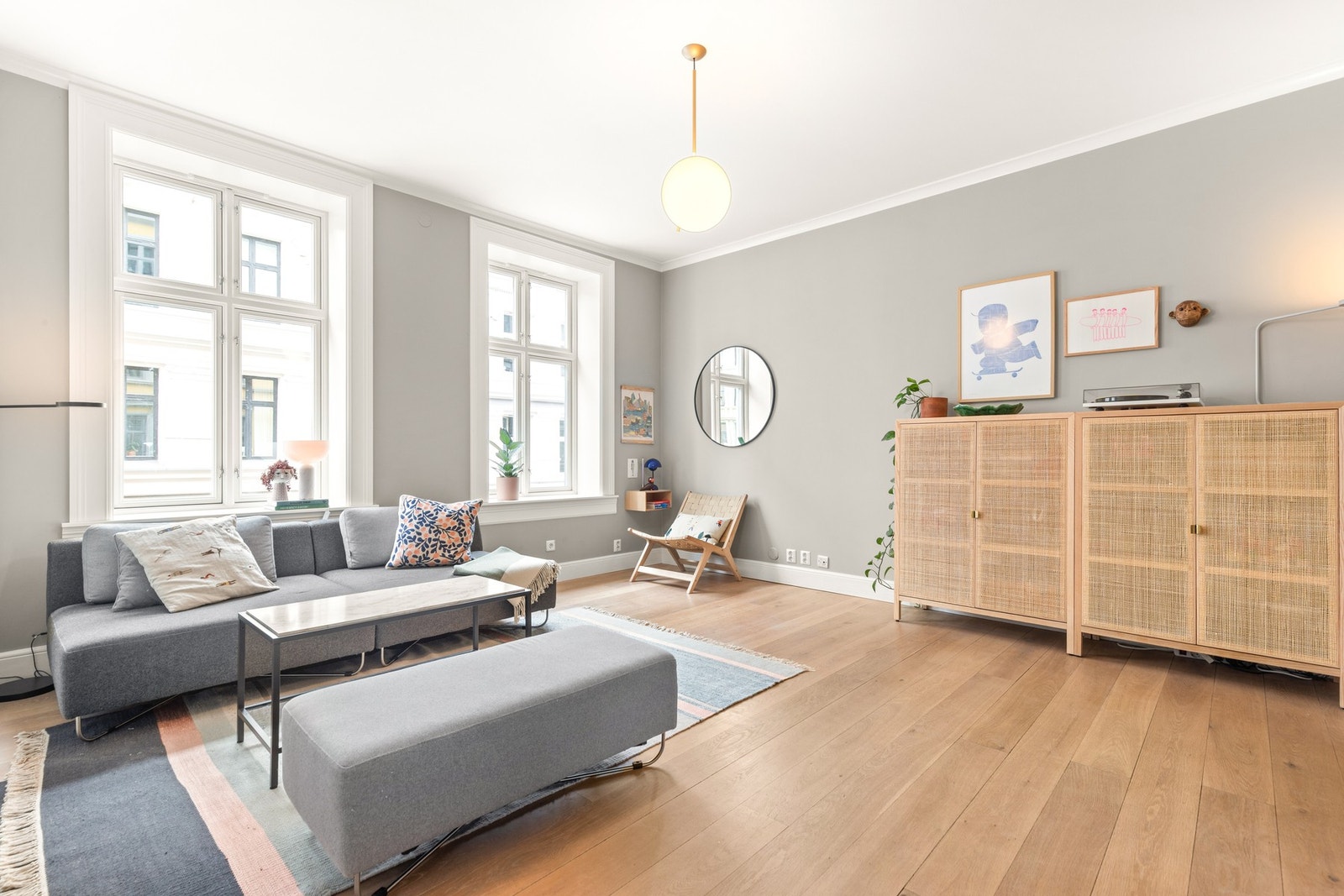 De store vindusflatene tilfører rikelig med naturlig lys. Galleribilde