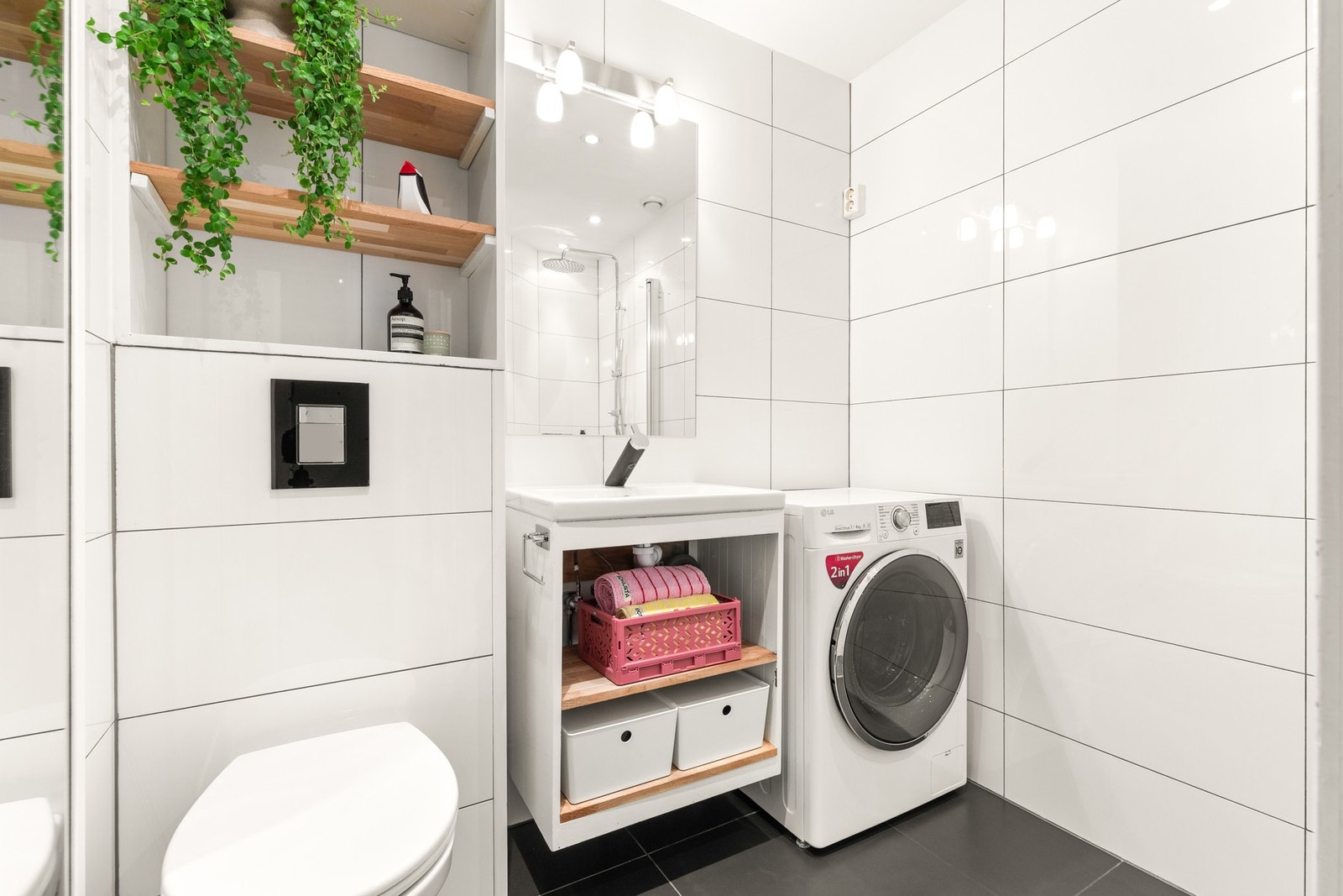 Badet har dusj, wc, servant med skap og opplegg for vaskemaskin/tørketrommel. Galleribilde