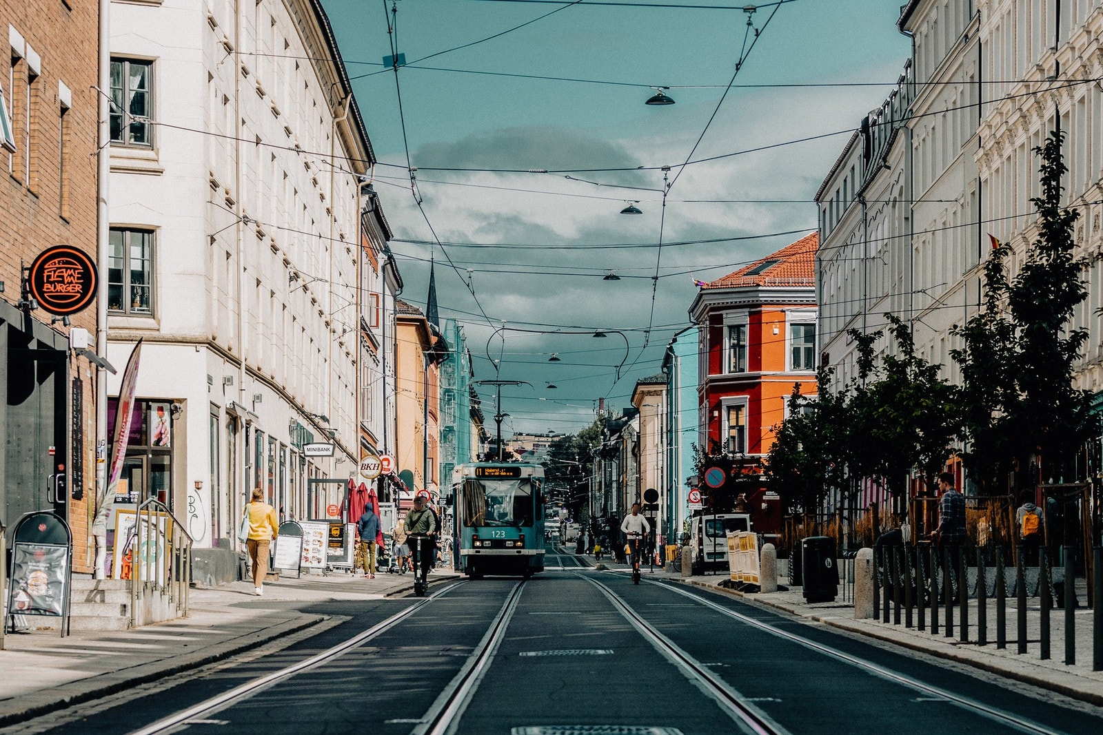 Hovedgata med trikk, butikker og øvrig servicetilbud. Galleribilde