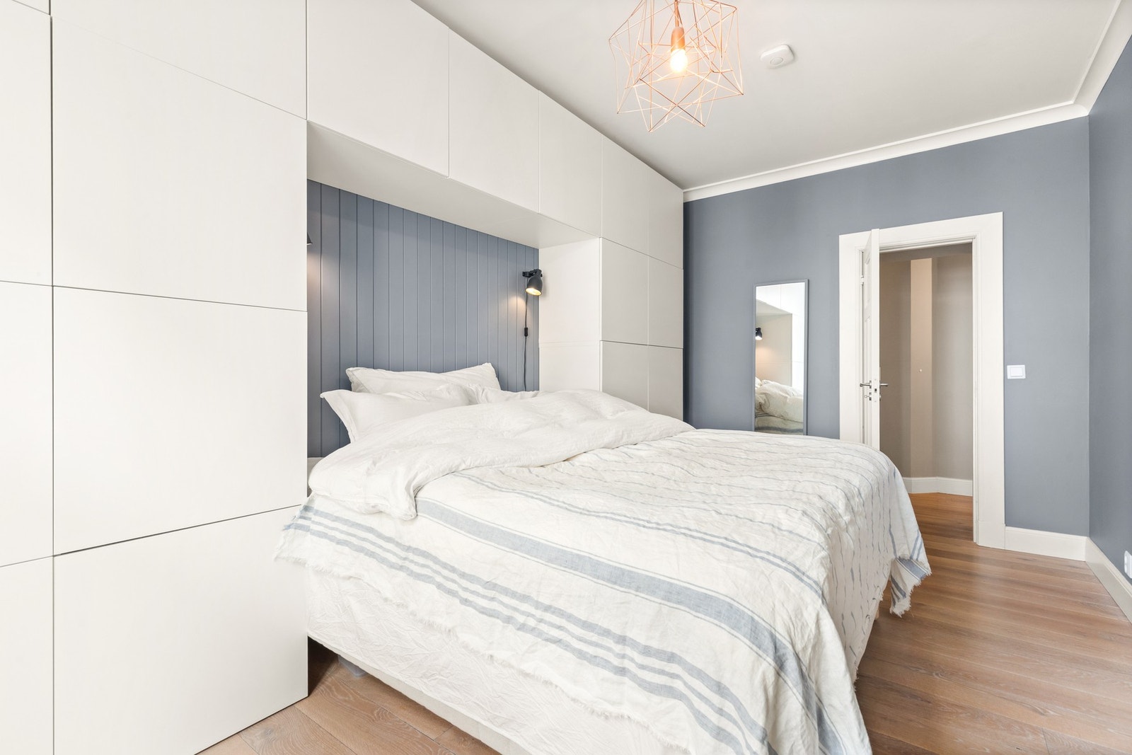 Det er plass til dobbeltseng på 180cm i nisjen. Soverommet vender ut mot enveiskjørt og stille gate. Galleribilde