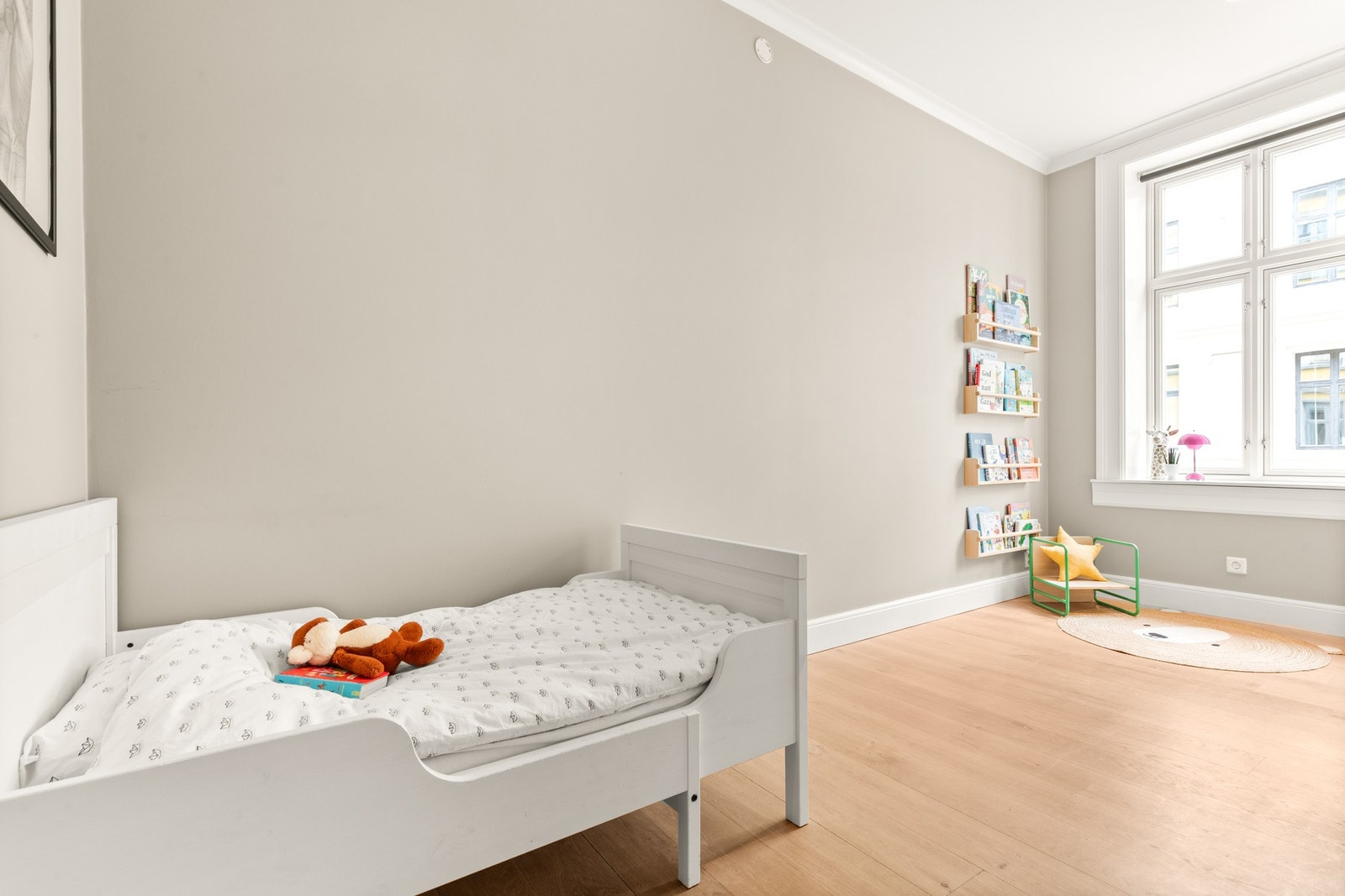 Rommet passer perfekt som barnerom, hjemmekontor eller gjesterom. Galleribilde