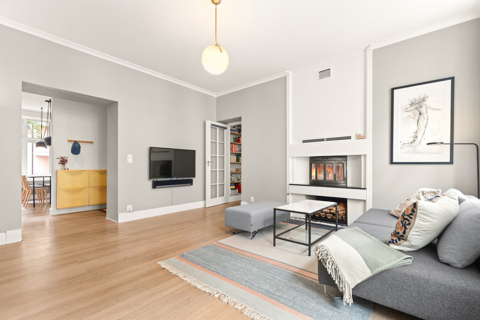 Fra sofaen i stuen ser man rett ut på den grønne bakgården. Galleribilde