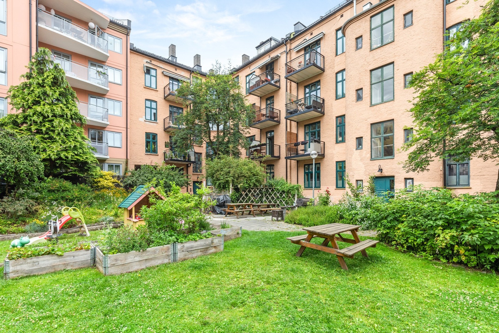 Flere sittegrupper og lekesoner for både store og små. Grill og bålpanne til felles bruk Galleribilde