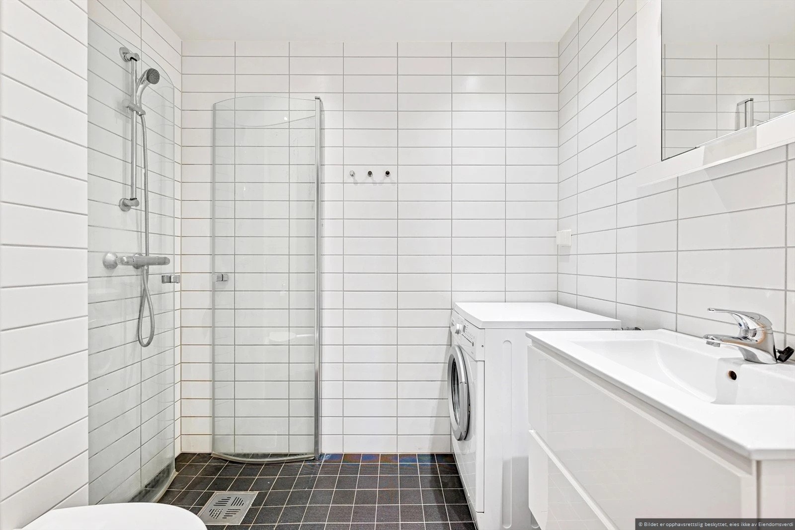 Pent flislagt bad med varme i gulv og vaskemaskin Galleribilde