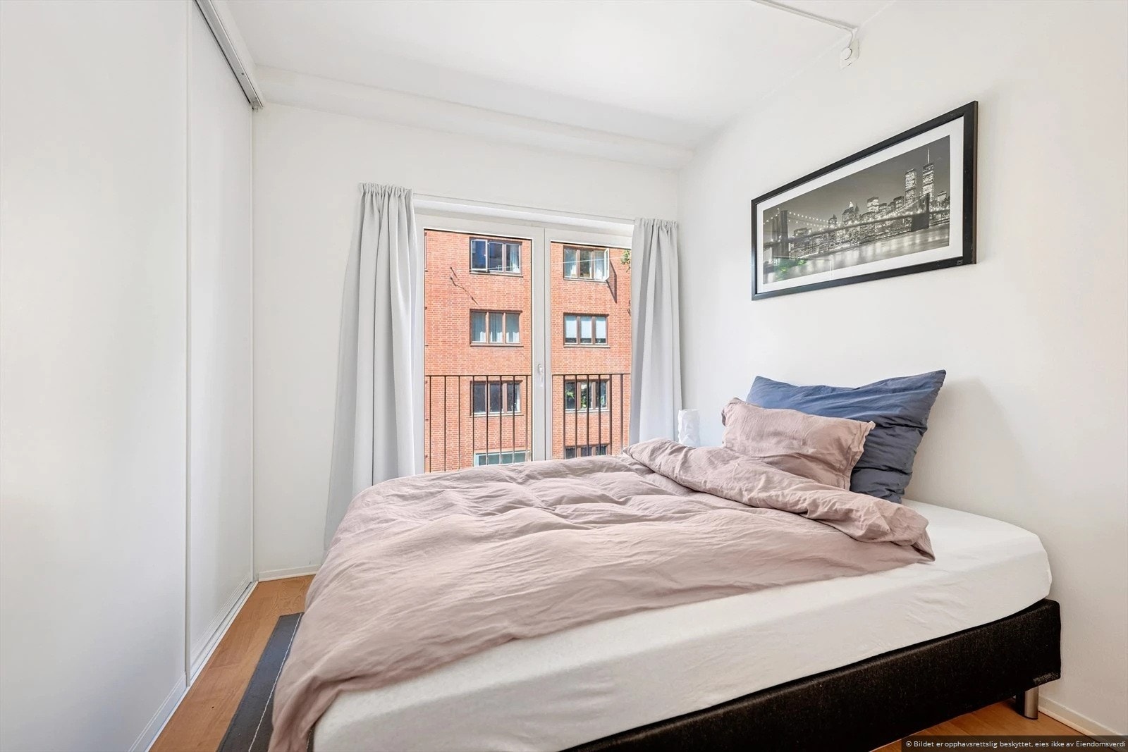 Soverom - innebygget skyvedørsgarderobe Galleribilde