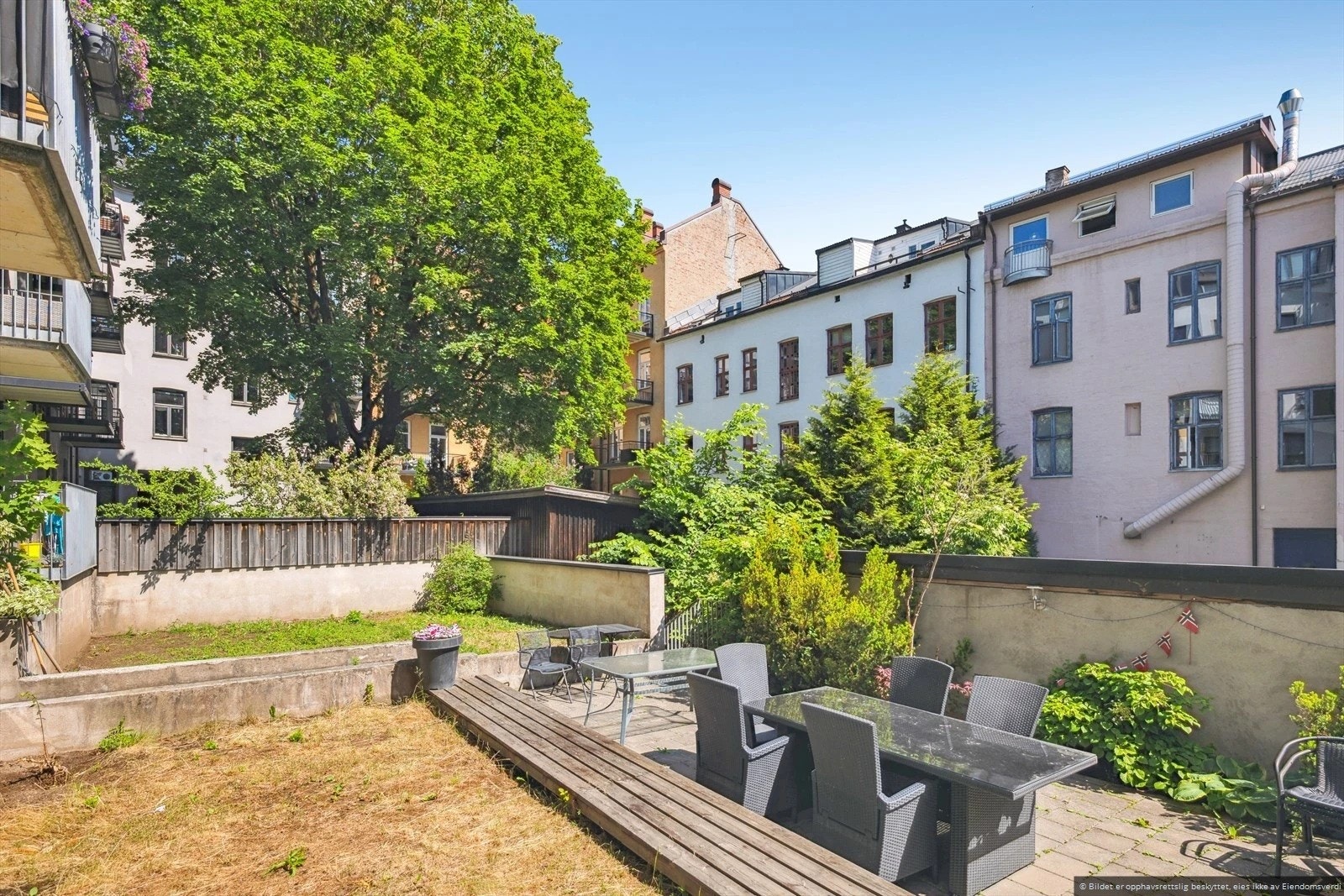 Sameiets felles bakgård med hyggelig sittegruppe Galleribilde