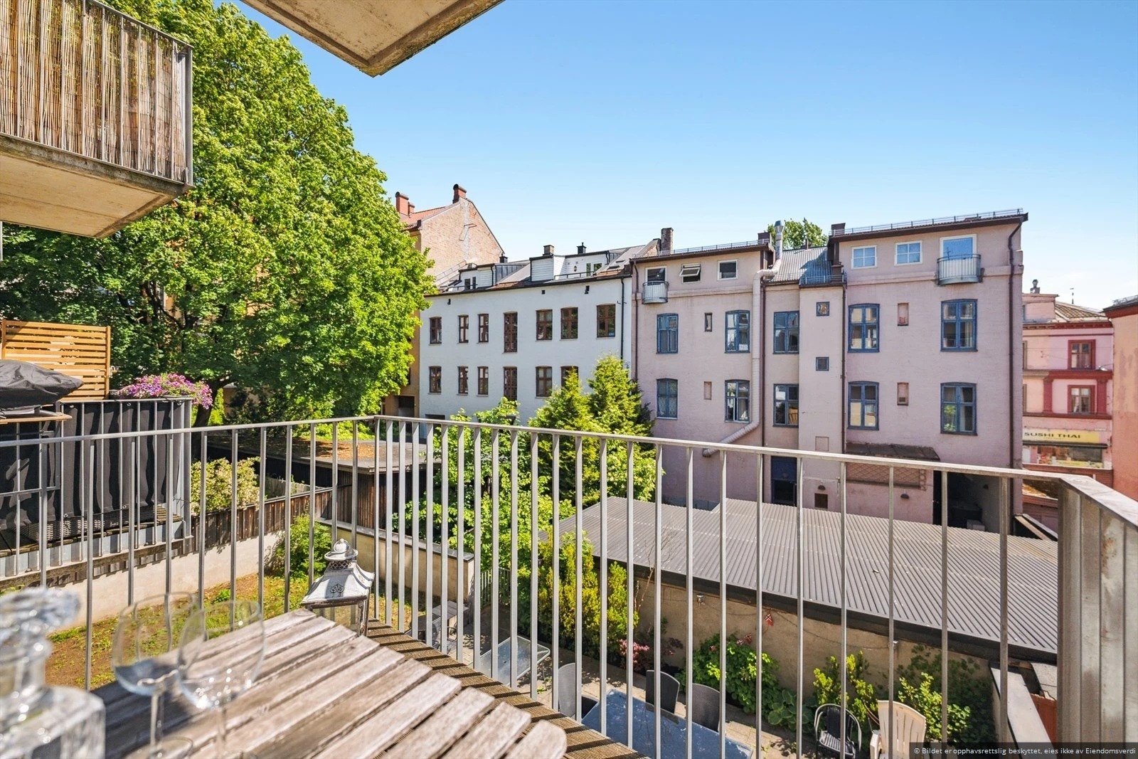 Nydelig balkong mot indre gårdsrom Galleribilde