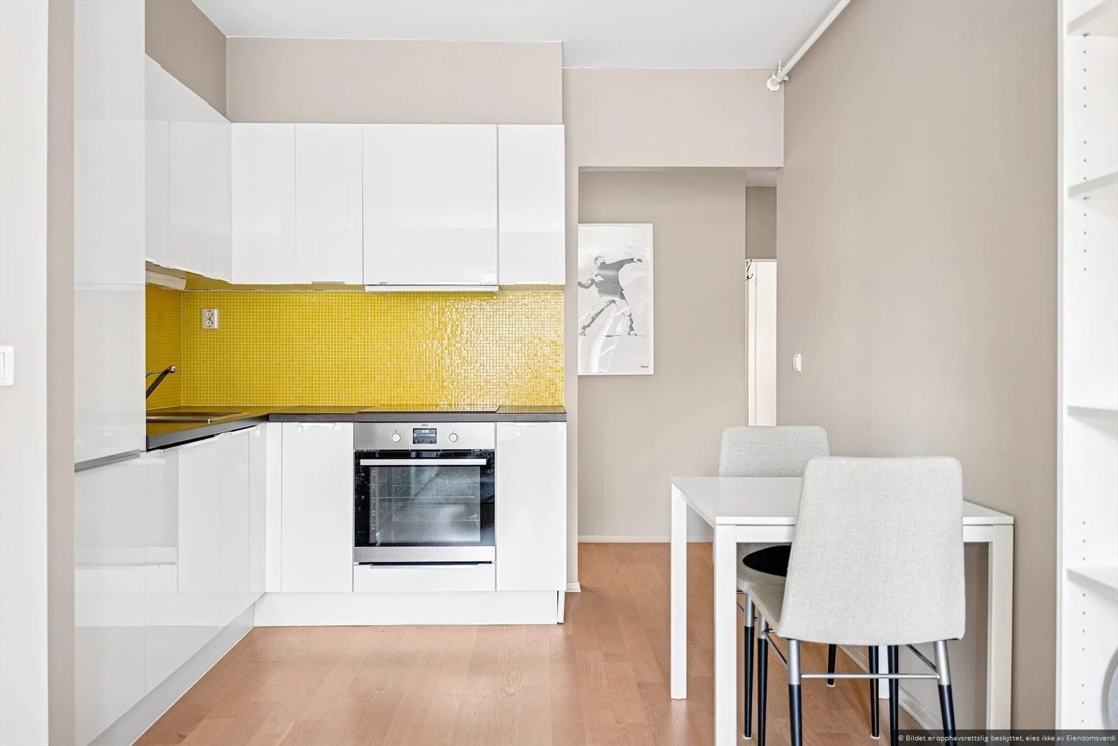 Moderne kjøkken og plass til spisebord Galleribilde