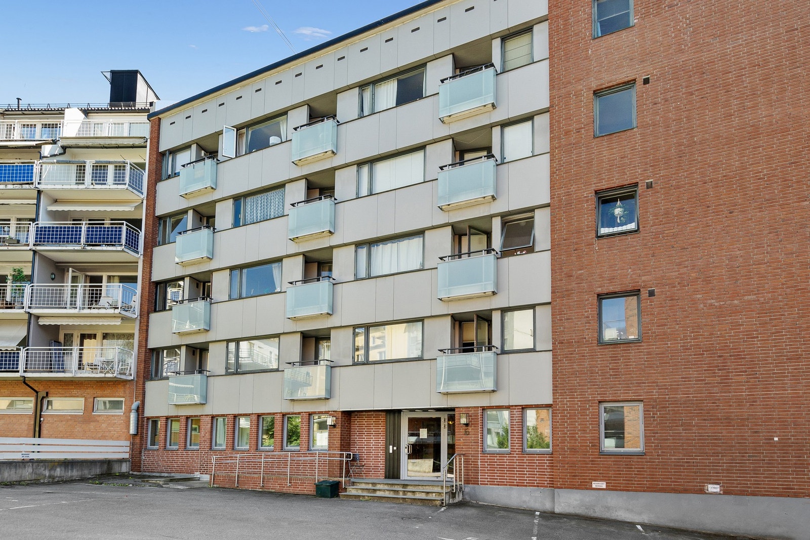 Leiligheten ligger i 3. etasje i denne teglsteinsgården. Fasade og balkonger er rehabilitert. Galleribilde