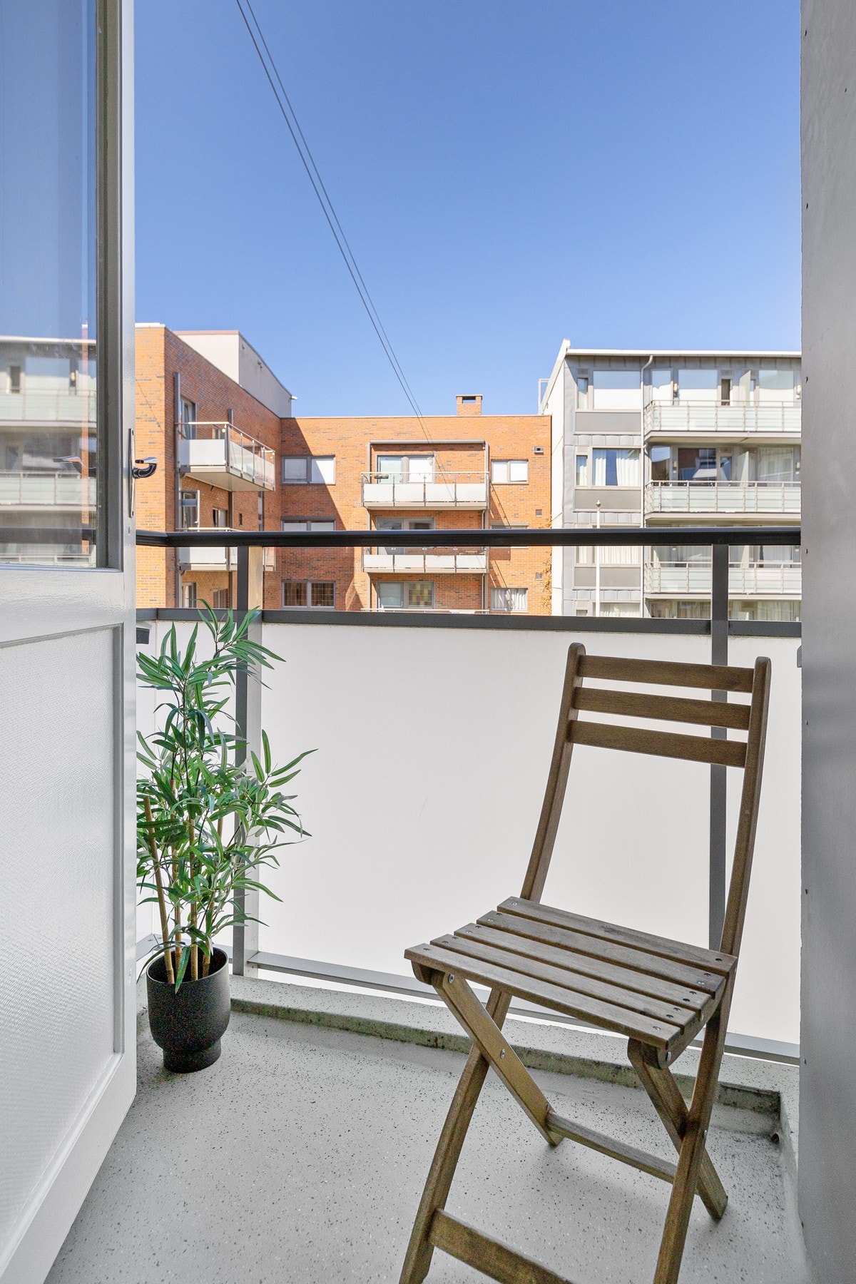 Herlig med vestvendt balkong ut fra stuen. Galleribilde