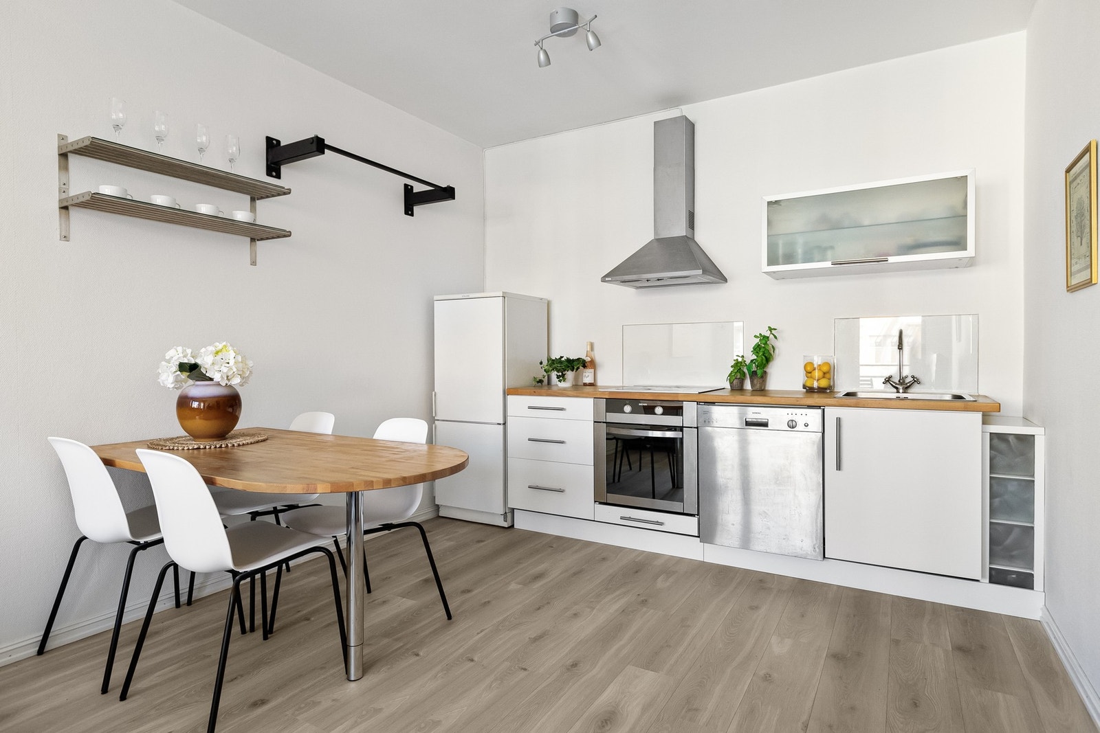 Det er god plass til både et spise- og loungeområde i stuen. Galleribilde