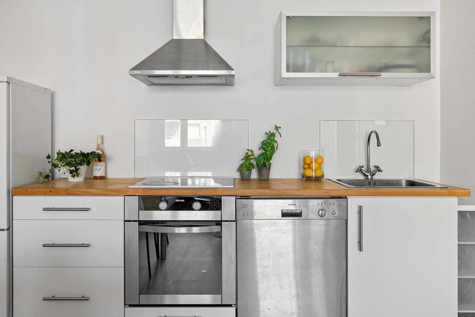 Ny stoppekran for kjøkkenet er montert. Heltre benkeplate. Galleribilde